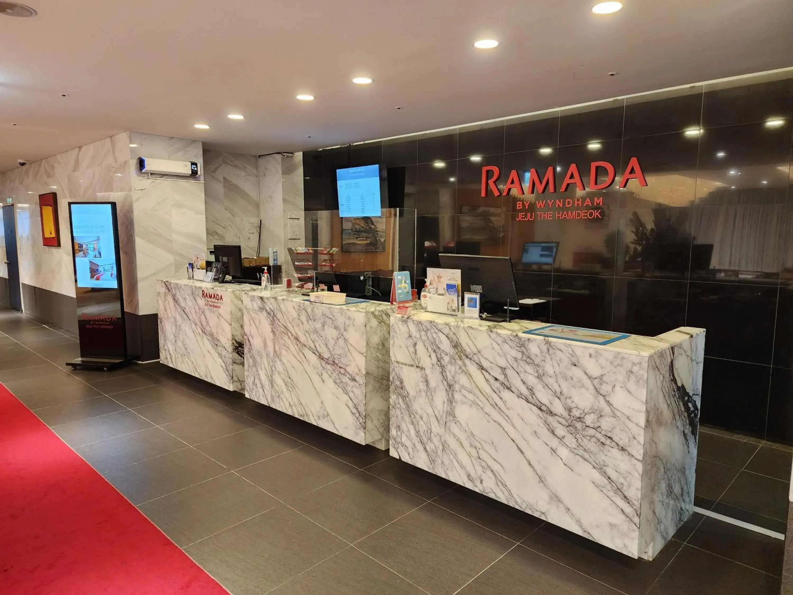 Lobby or reception in Ramada by Wyndham Jeju Hamdeok Lobby or reception in Ramada by Wyndham Jeju Hamdeok