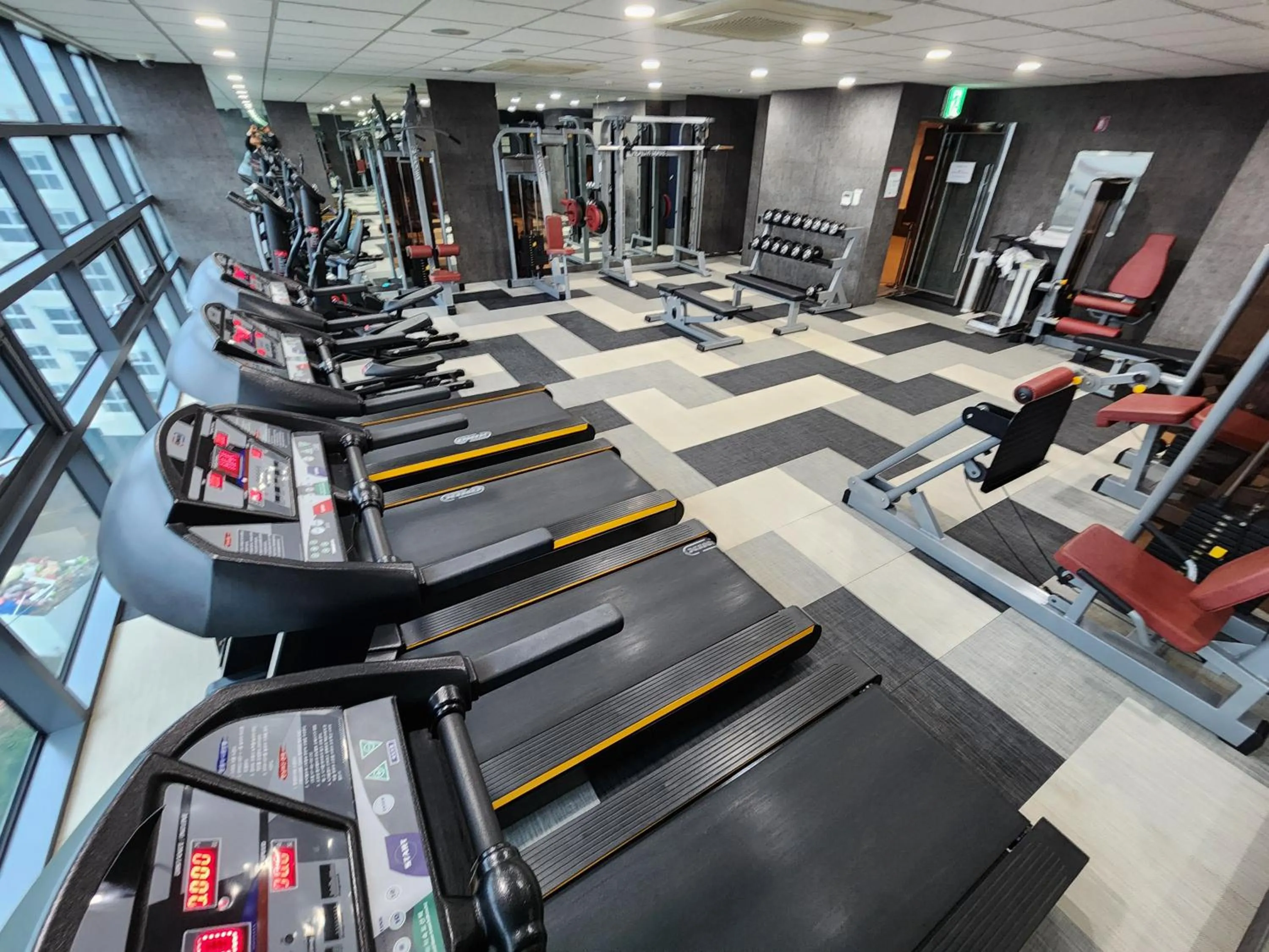Fitness centre/facilities in Ramada by Wyndham Jeju Hamdeok