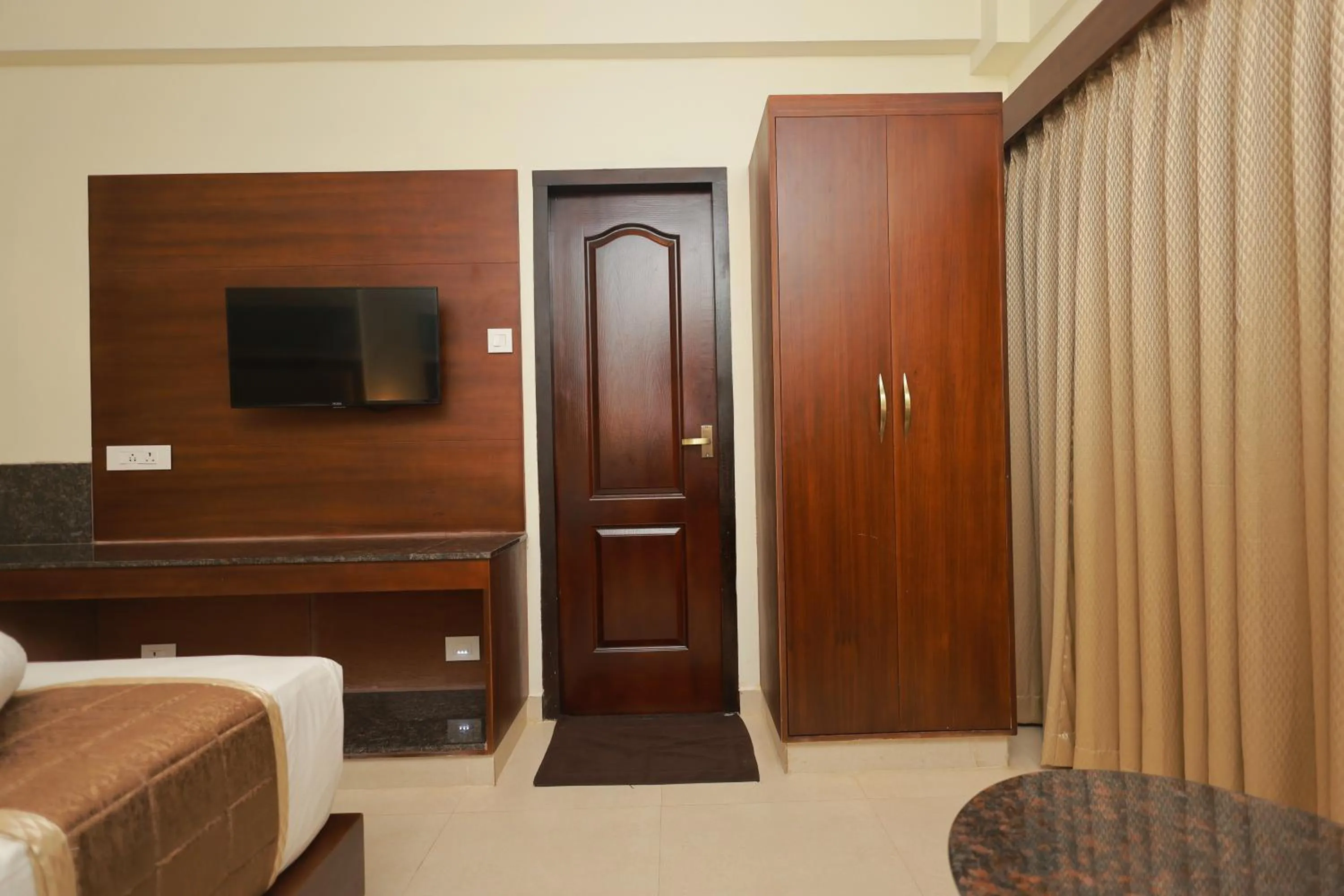 TV and multimedia, Bed in Hotel Comorin Grand