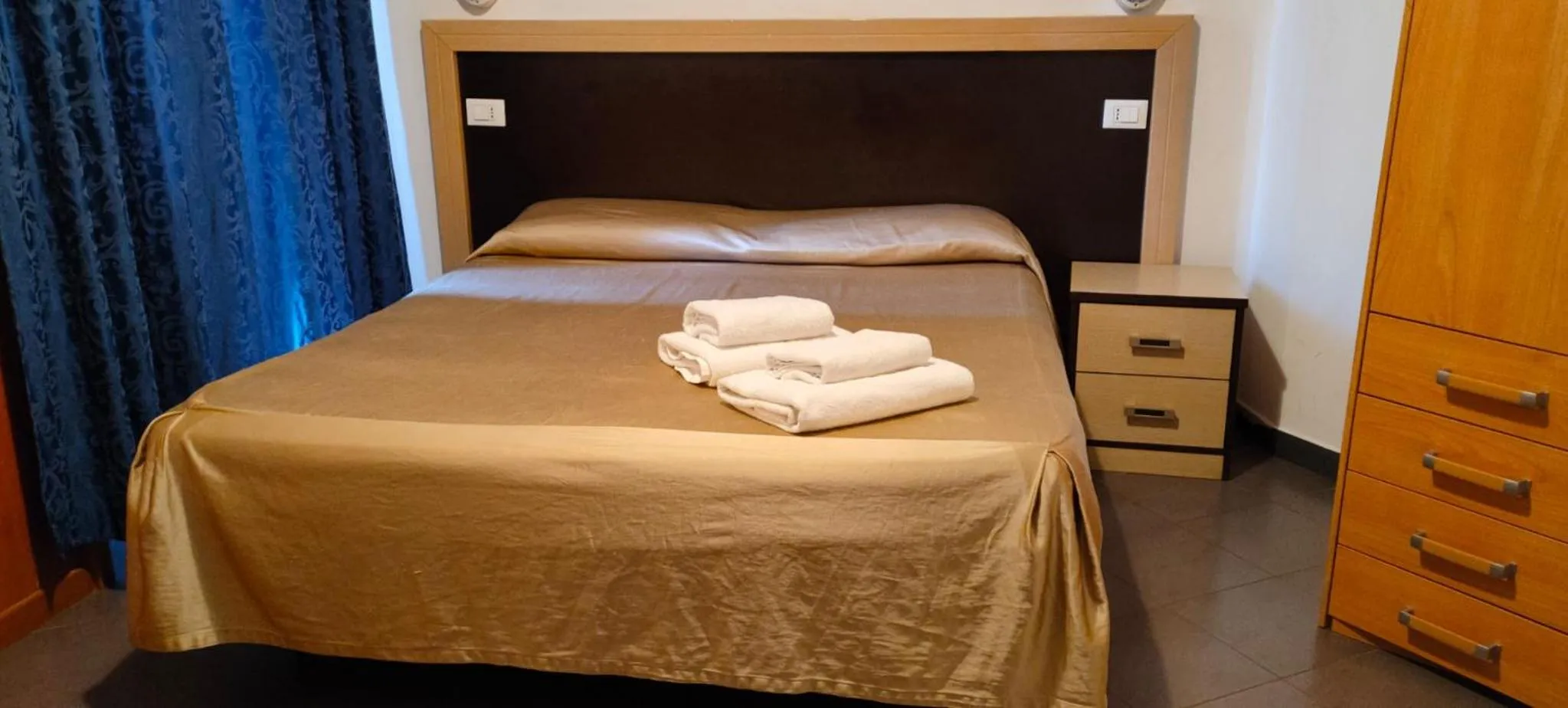 Photo of the whole room, Bed in Serendipity