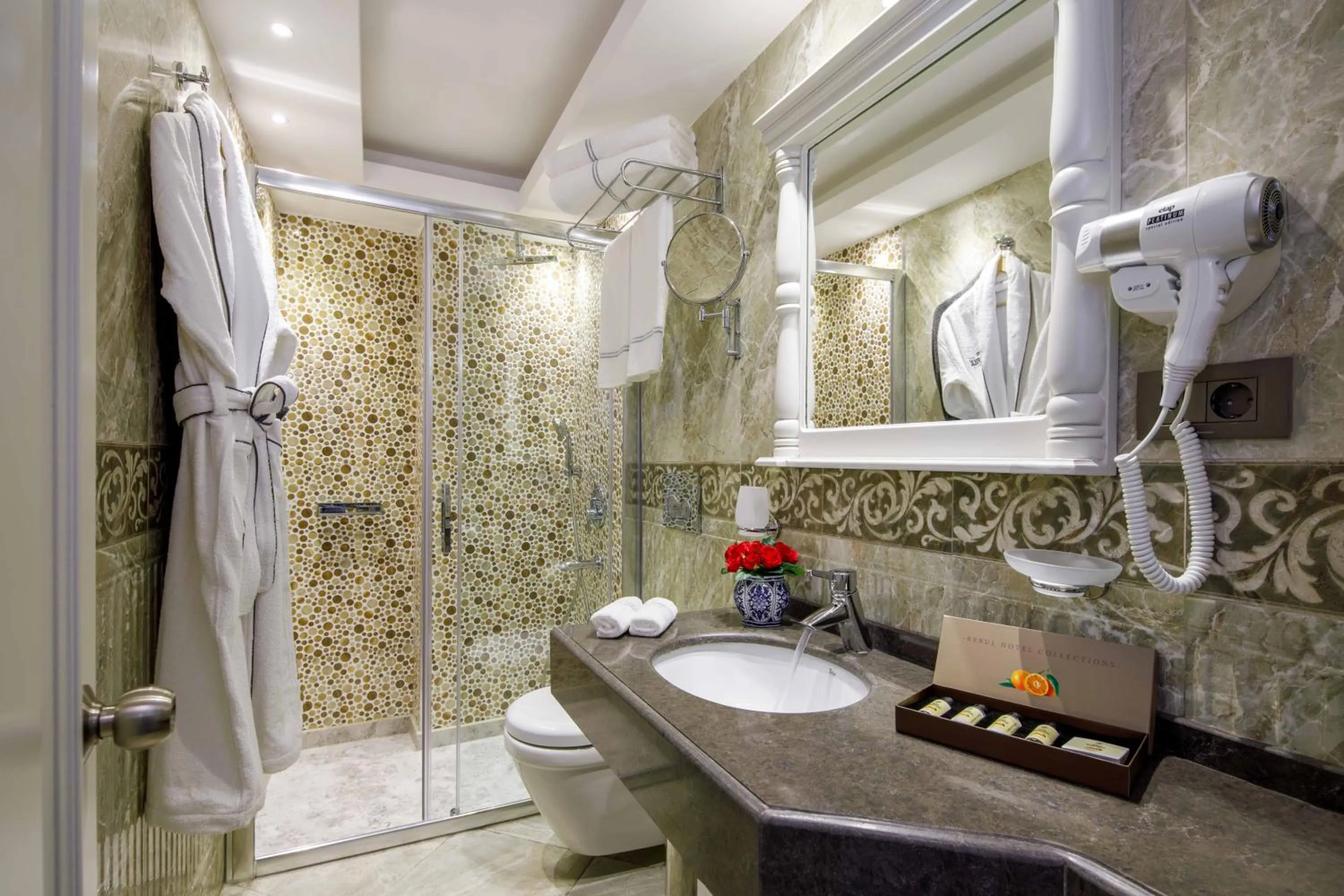 Shower in Amiral Palace Hotel Boutique Class