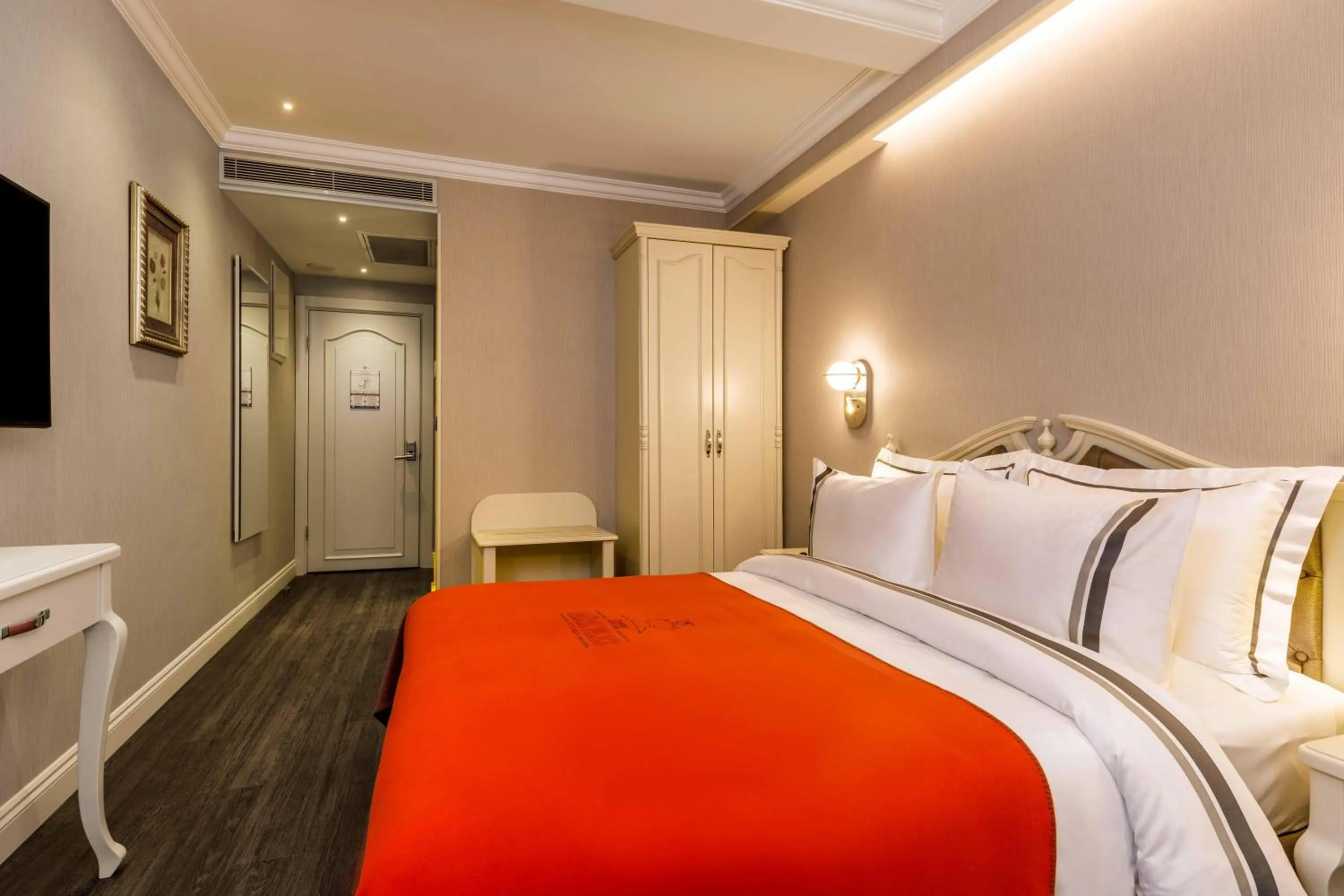 Photo of the whole room, Bed in Amiral Palace Hotel Boutique Class