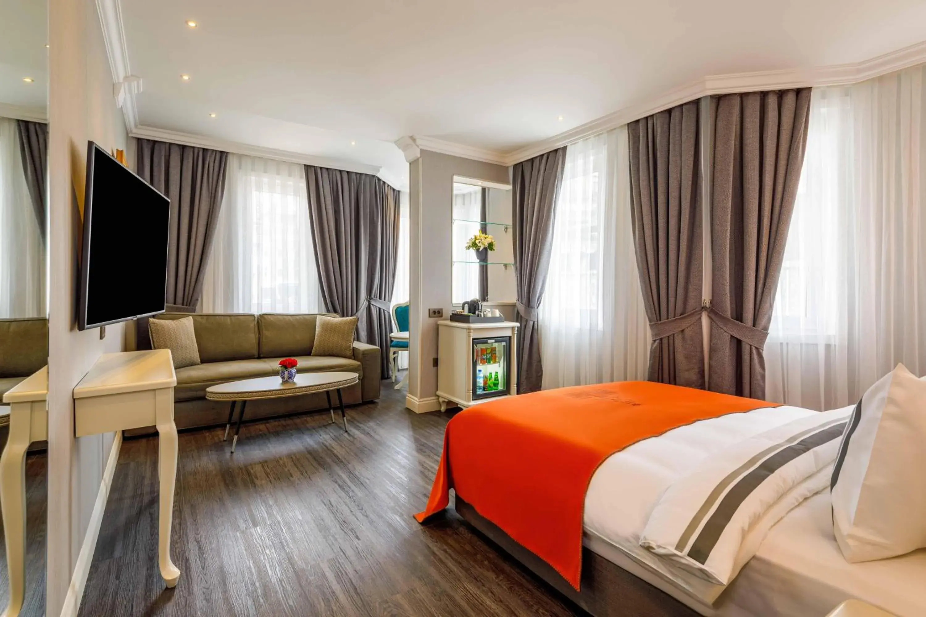 Photo of the whole room, Bed in Amiral Palace Hotel Boutique Class Photo of the whole room, Bed in Amiral Palace Hotel Boutique Class