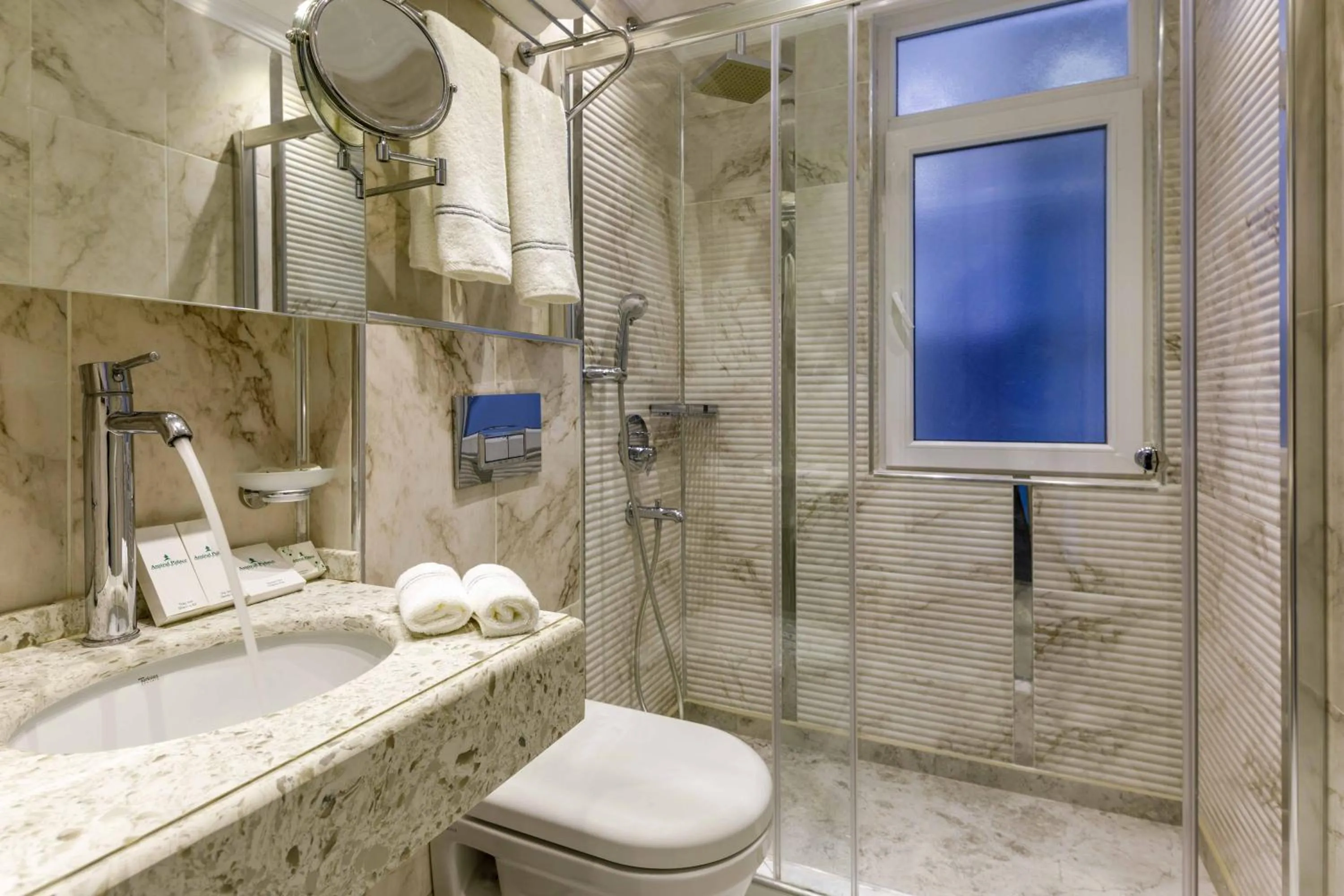Shower in Amiral Palace Hotel Boutique Class