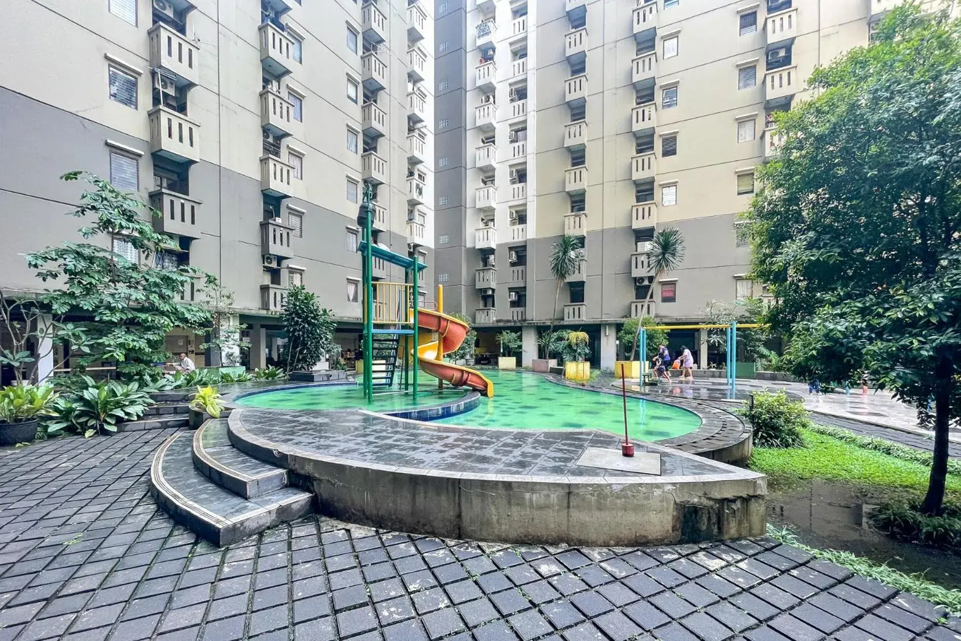 Swimming pool in RedLiving Apartemen Gateway Cicadas - Sarana Cipta Mahakarya Swimming pool in RedLiving Apartemen Gateway Cicadas - Sarana Cipta Mahakarya