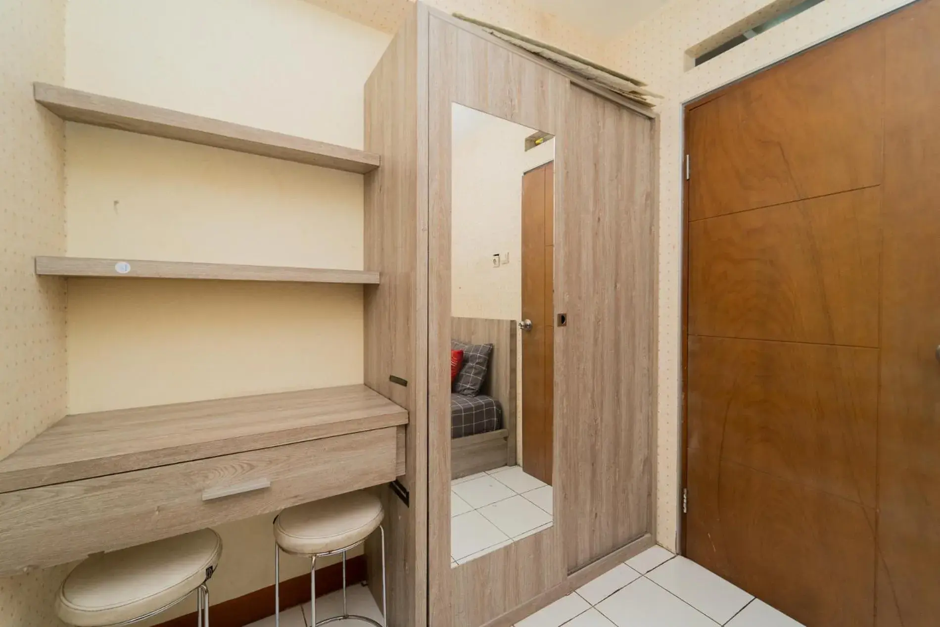 wardrobe in RedLiving Apartemen Gateway Cicadas - Sarana Cipta Mahakarya wardrobe in RedLiving Apartemen Gateway Cicadas - Sarana Cipta Mahakarya