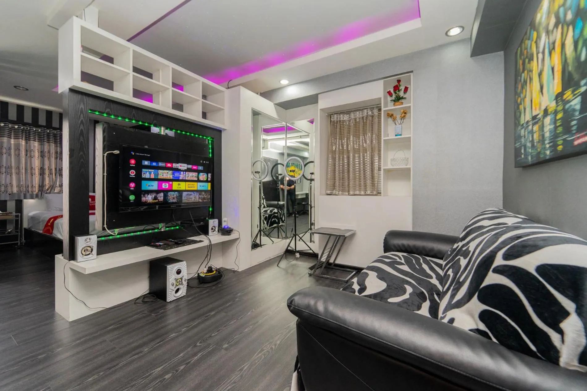 Living room in RedLiving Apartemen Gateway Cicadas - Sarana Cipta Mahakarya