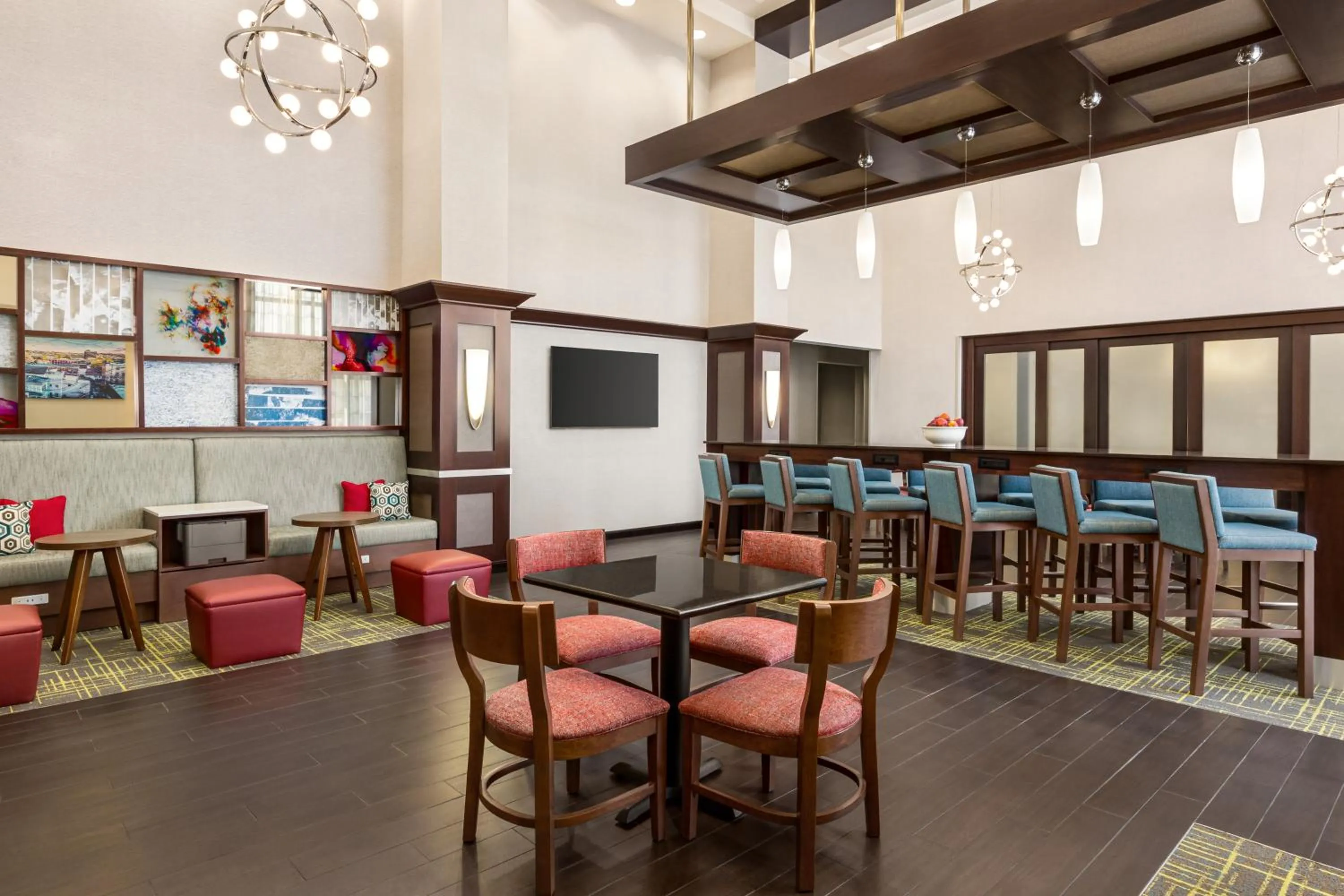 Dining area in Hampton Inn & Suites York South
