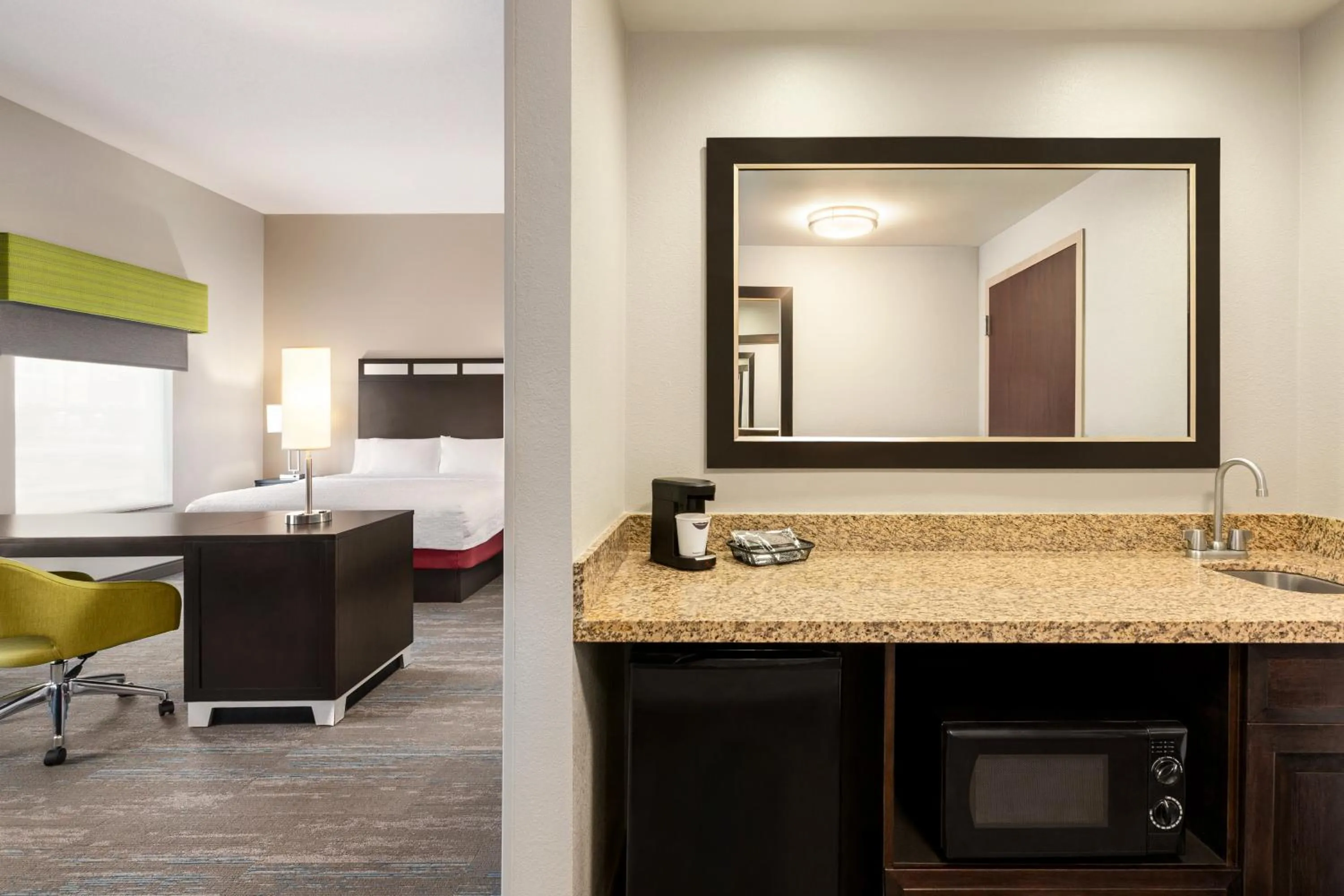 Bedroom in Hampton Inn & Suites York South