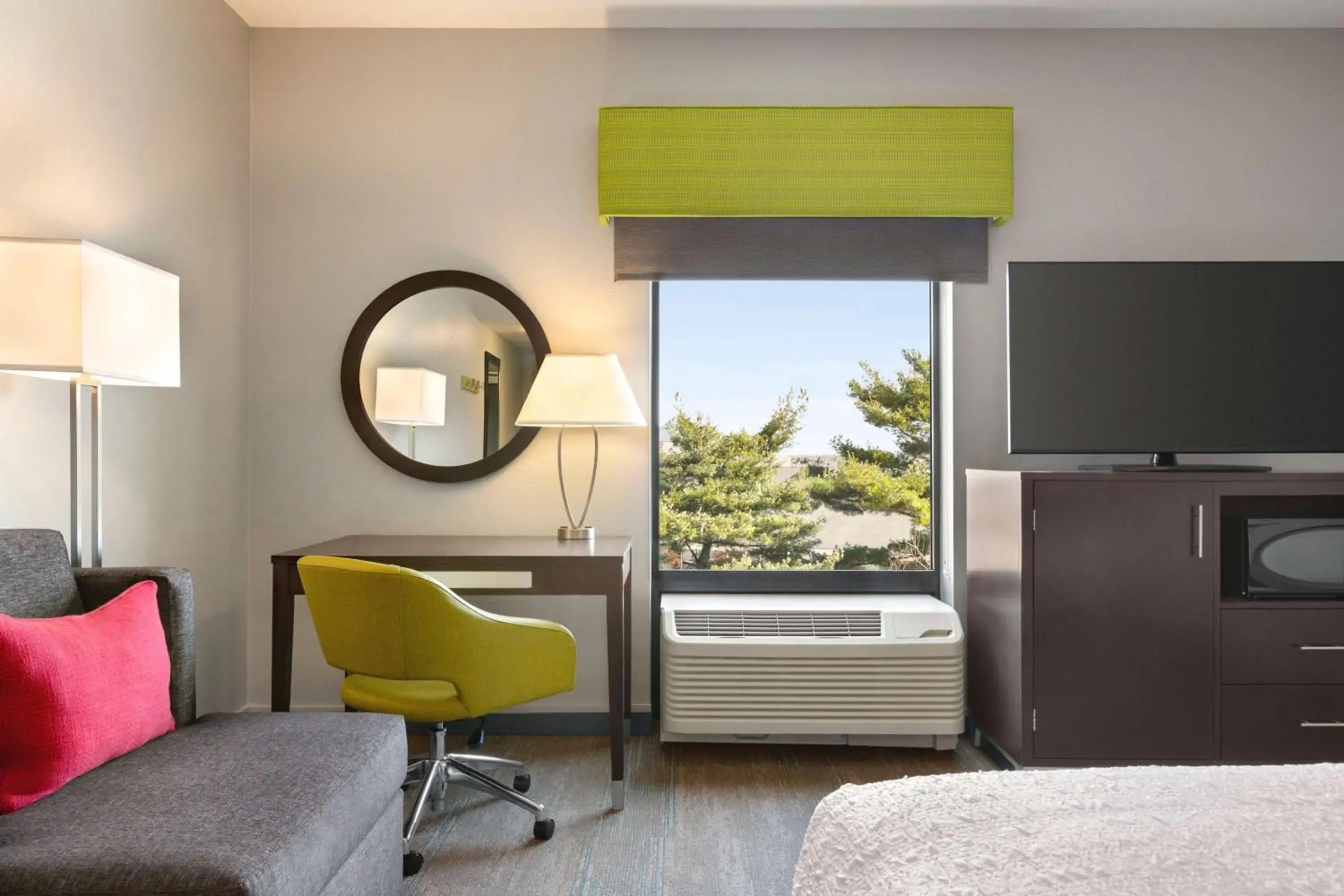 King Room - Non-Smoking in Hampton Inn & Suites York South King Room - Non-Smoking in Hampton Inn & Suites York South