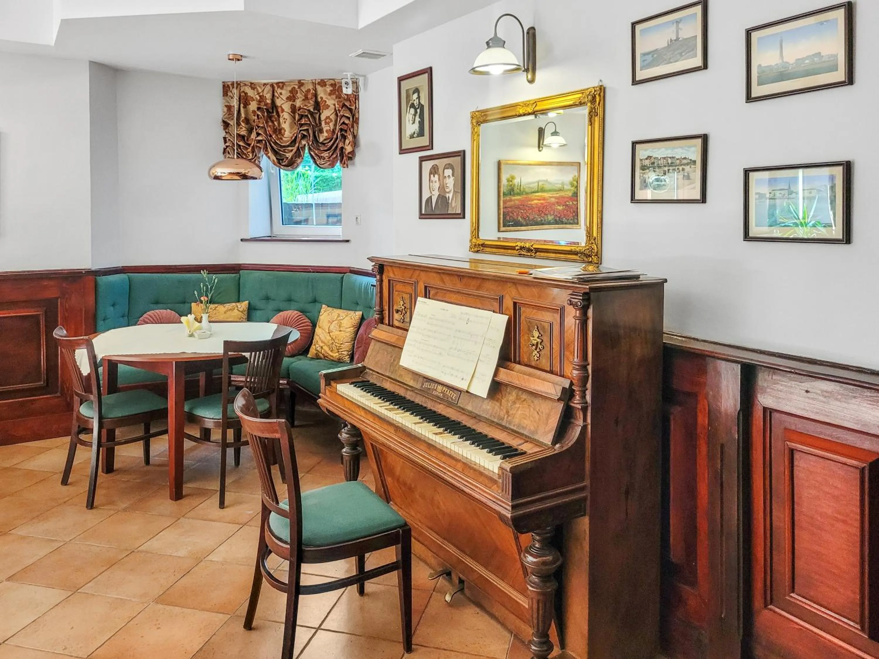 Breakfast in Villa Jedynak