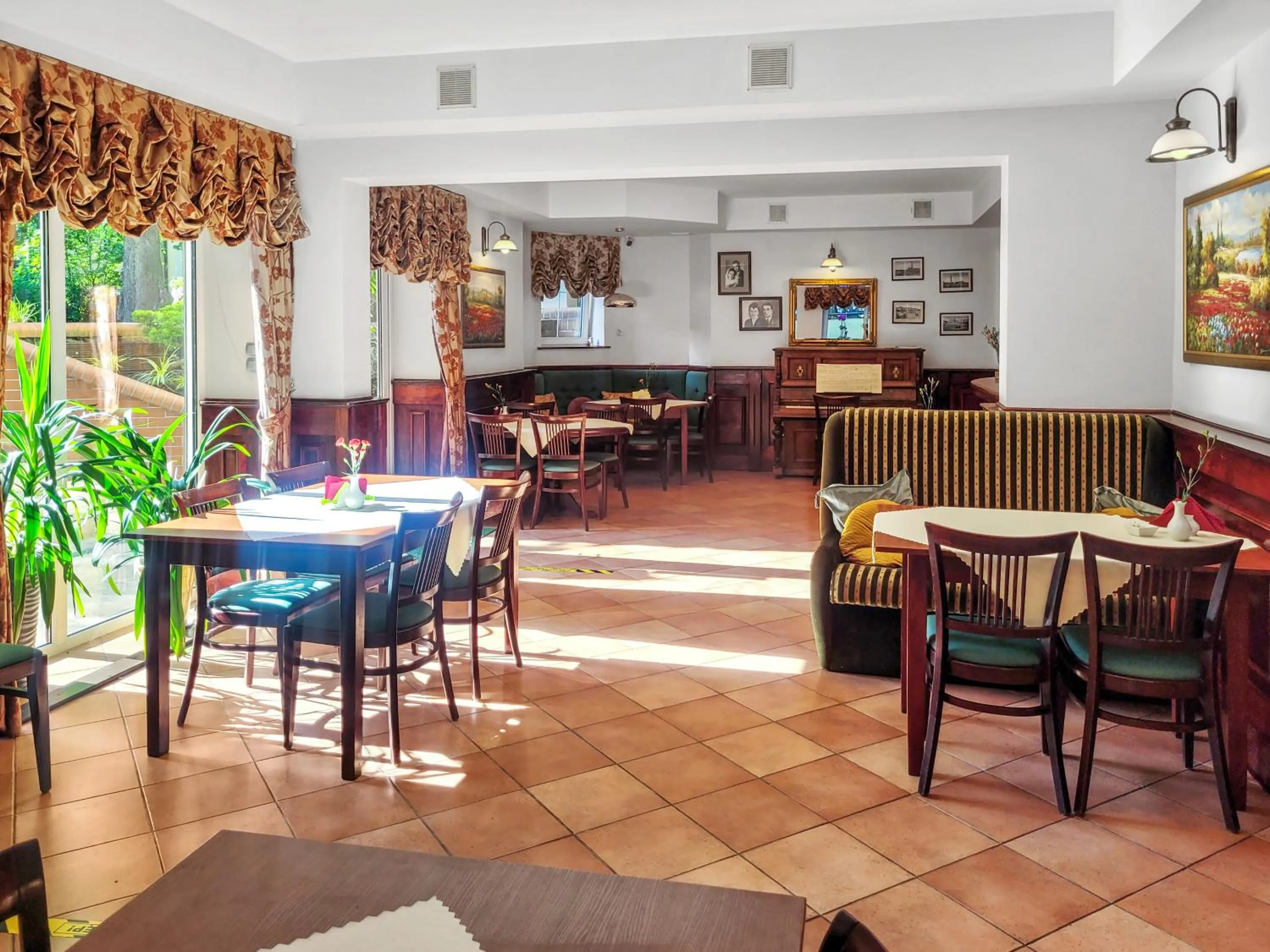 Breakfast in Villa Jedynak