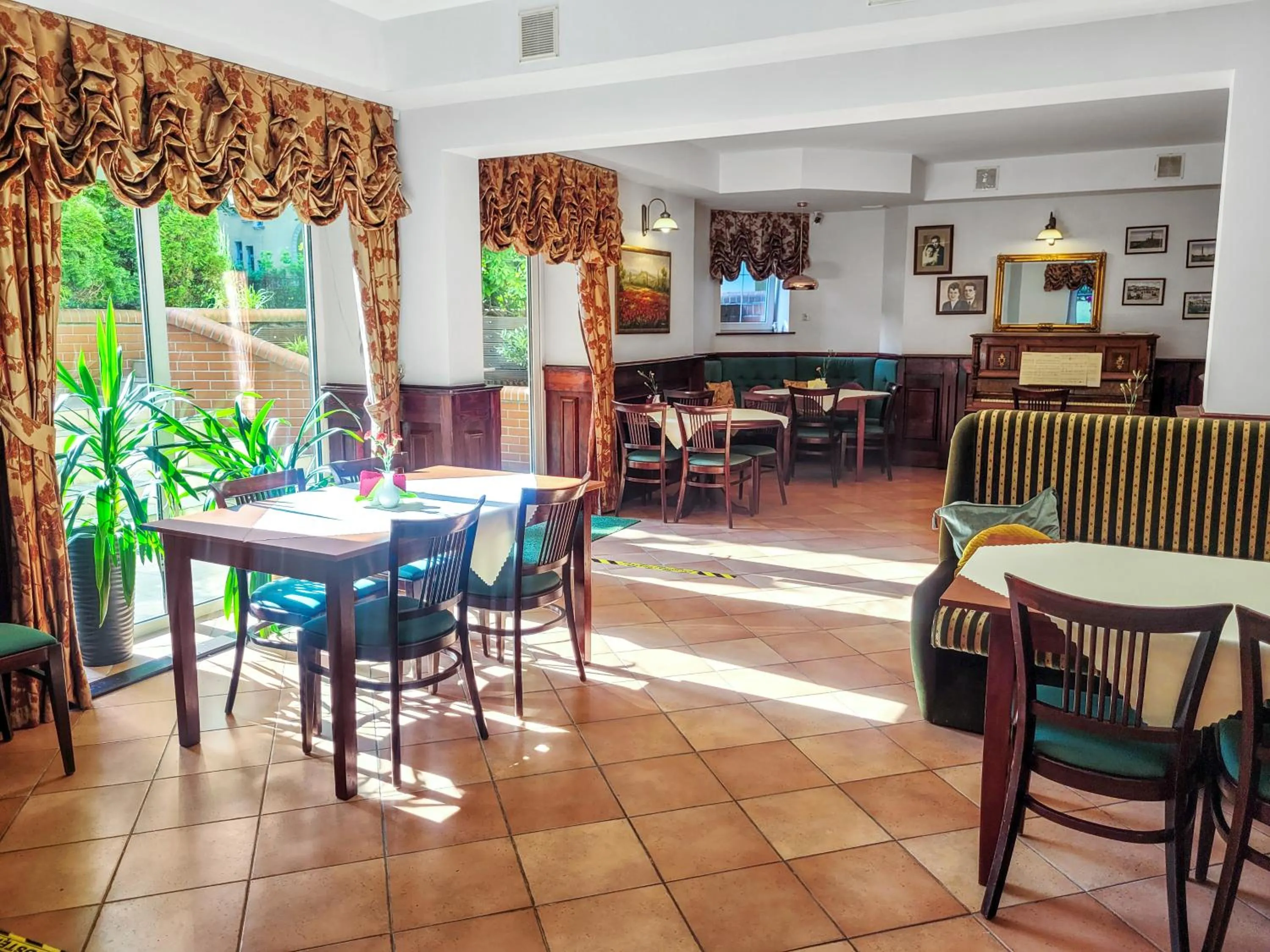 Breakfast in Villa Jedynak