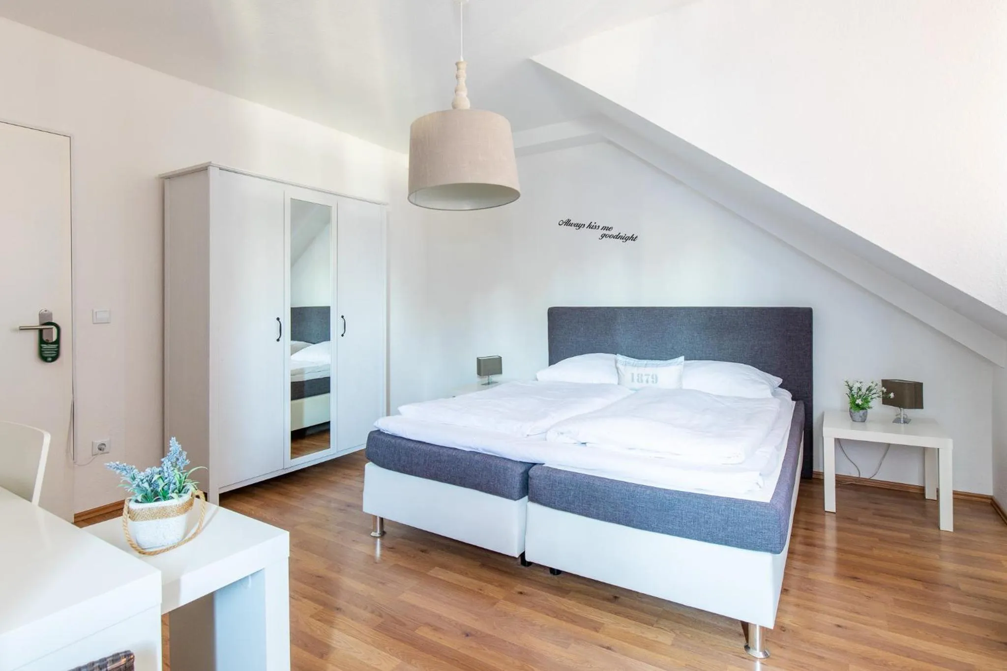 Bed in Hotel Garni Zum Dorfbrunnen