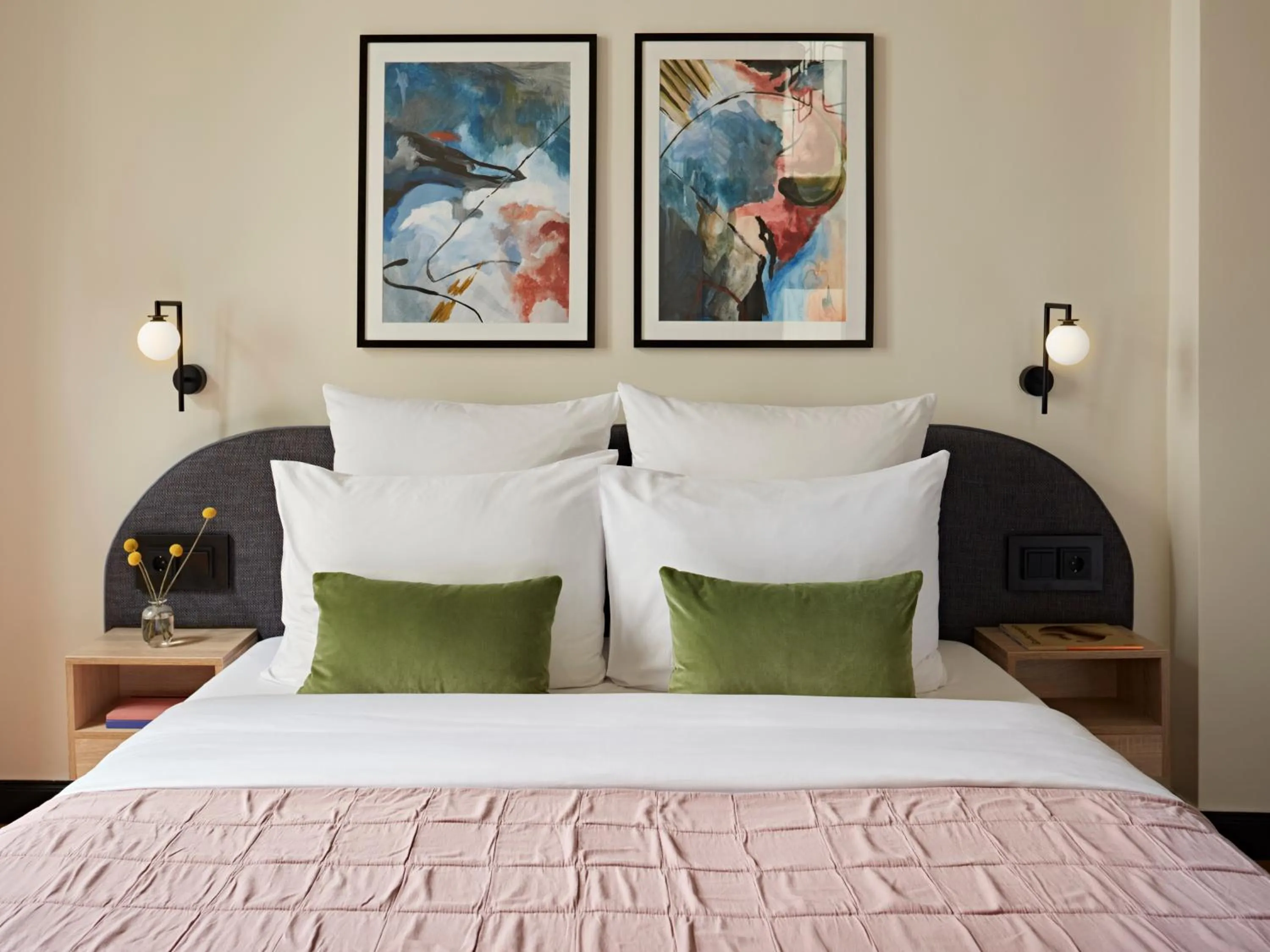 Bed in Numa Berlin Novela