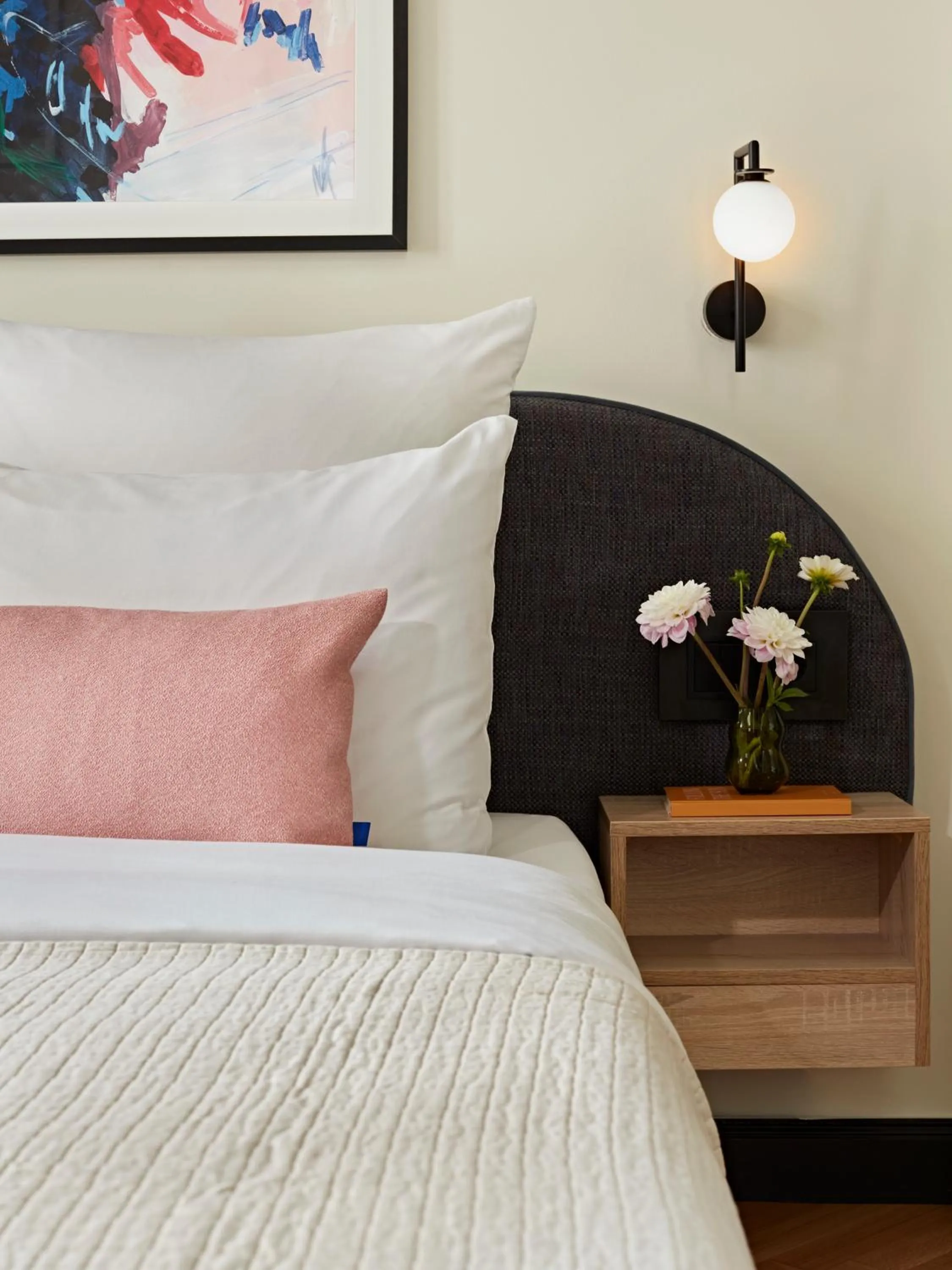 Bed in Numa Berlin Novela