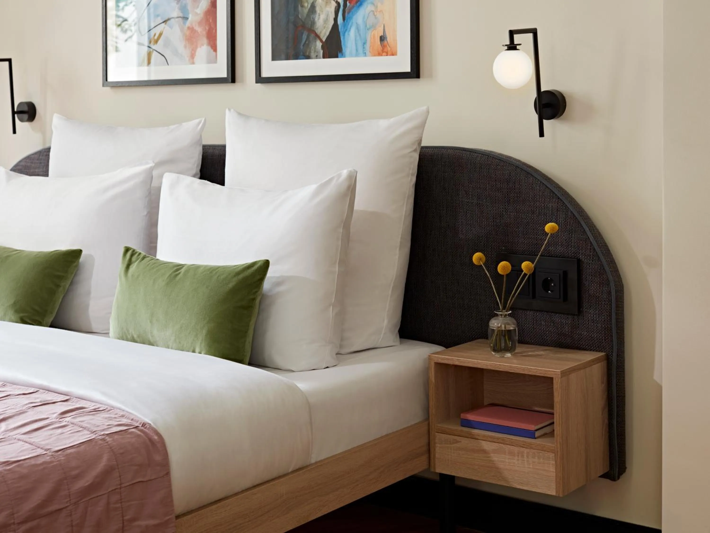 Bed in Numa Berlin Novela