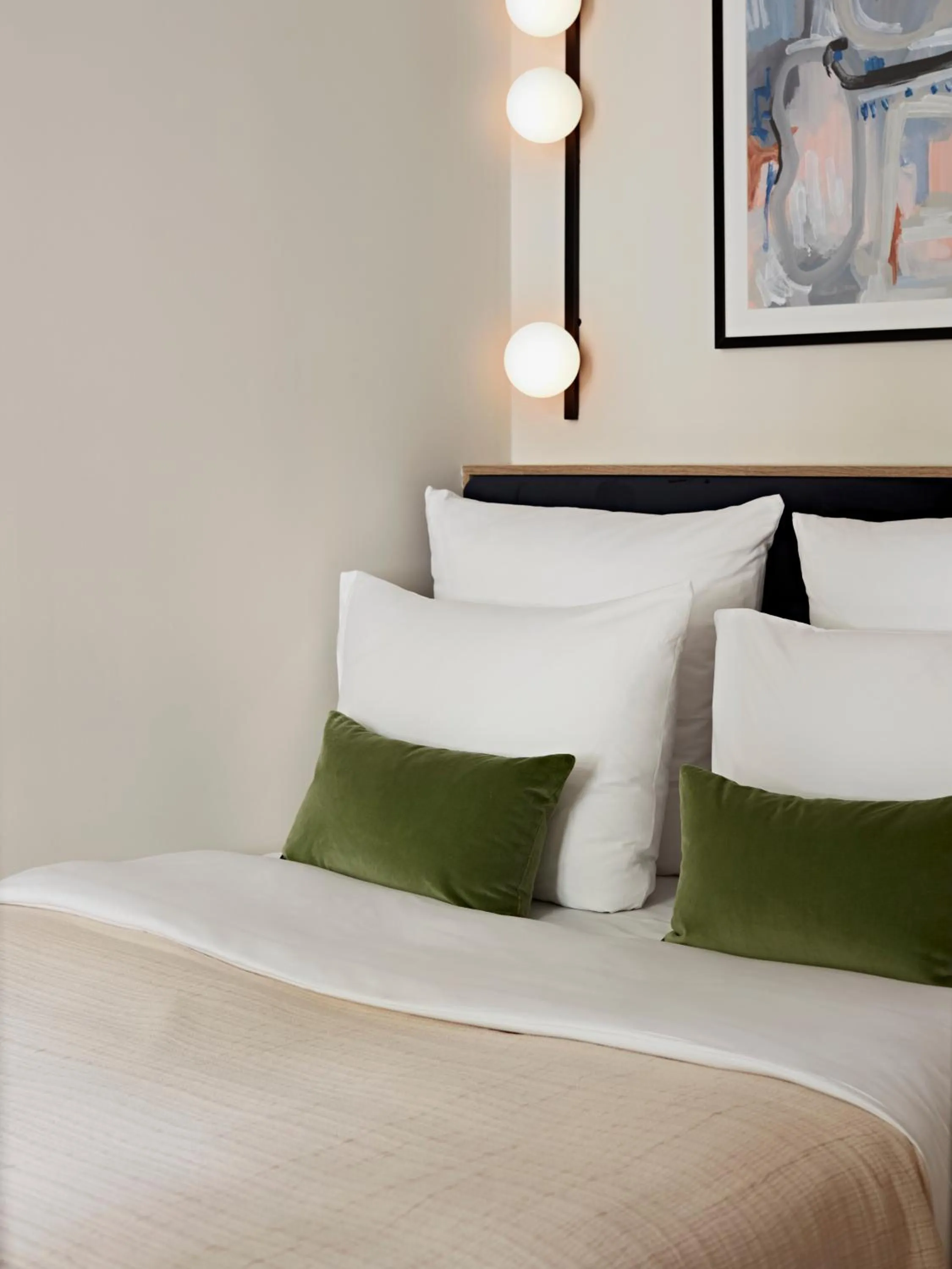 Bed in Numa Berlin Novela