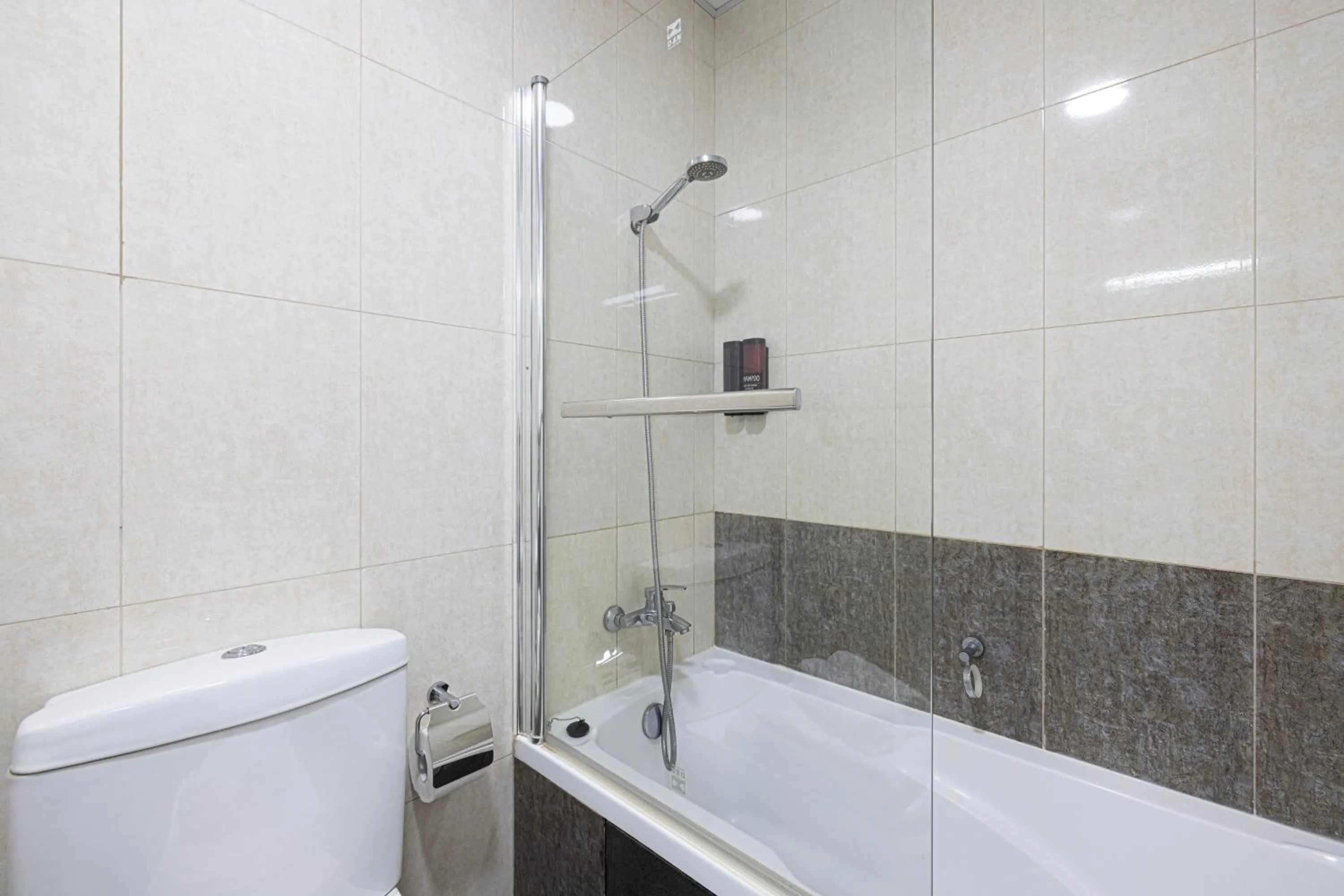 Shower in Stylish 3 bedrooms Boho-Style Home