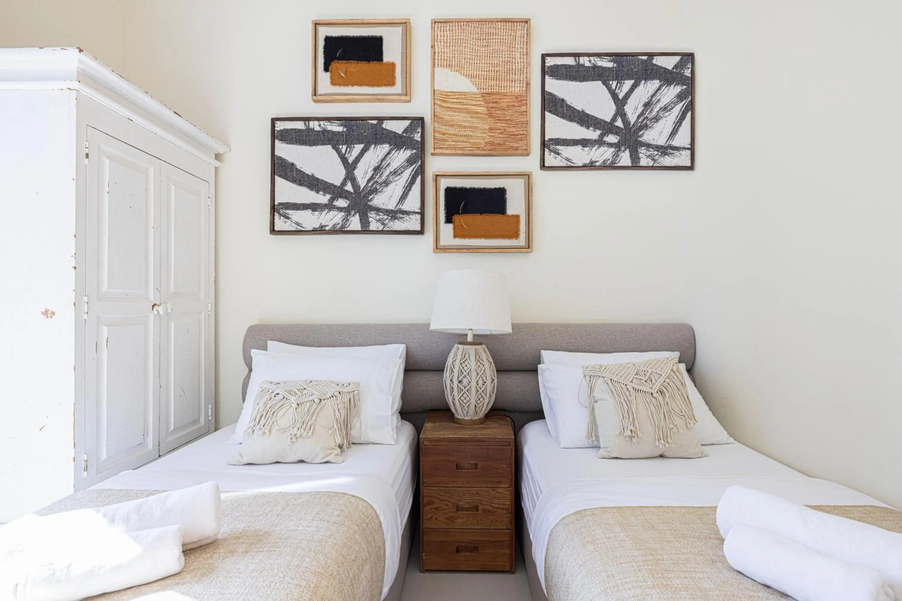 Bed in Stylish 3 bedrooms Boho-Style Home
