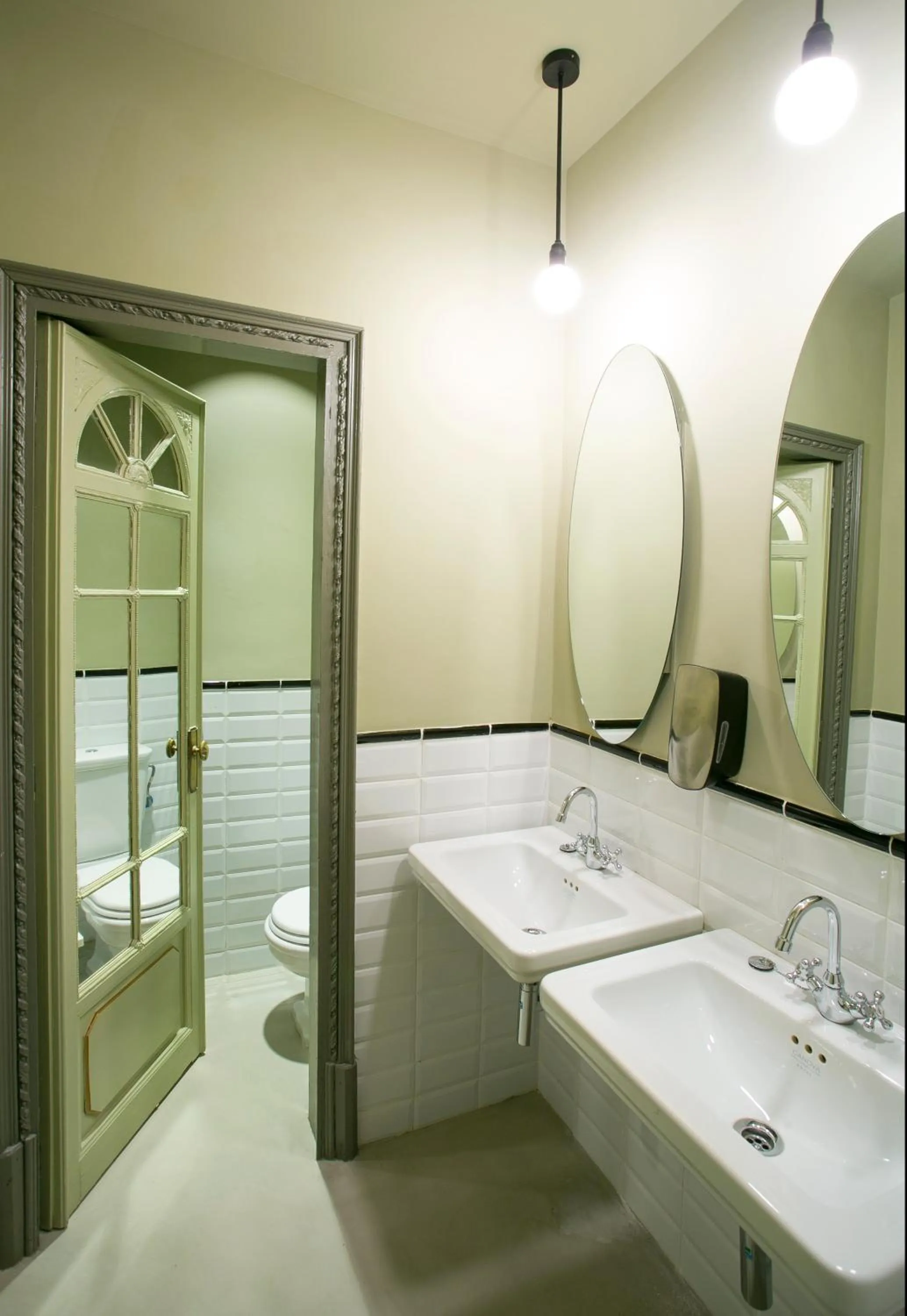 Bathroom in Sant Jordi Hostels Rock Palace