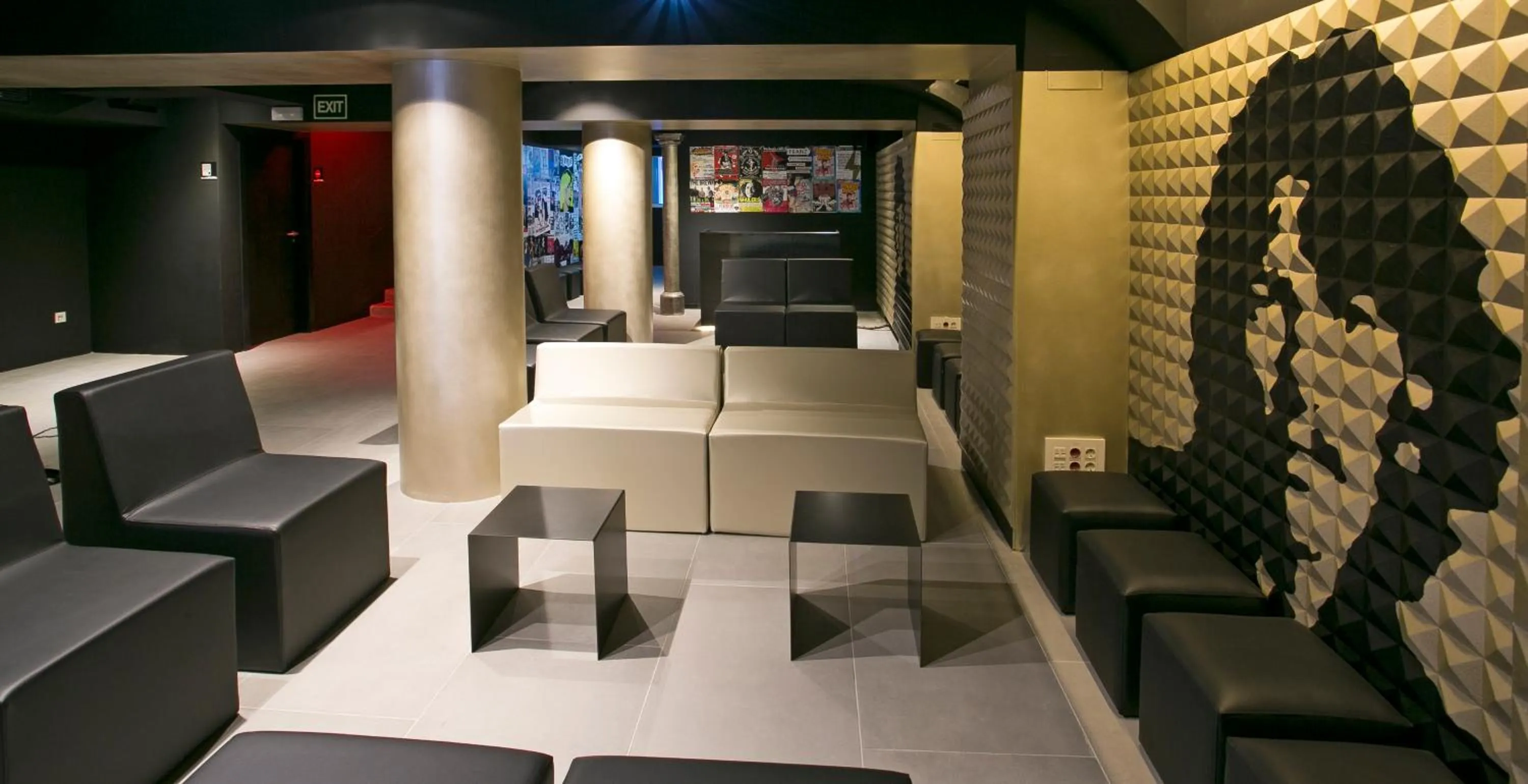 Communal lounge/ TV room in Sant Jordi Hostels Rock Palace