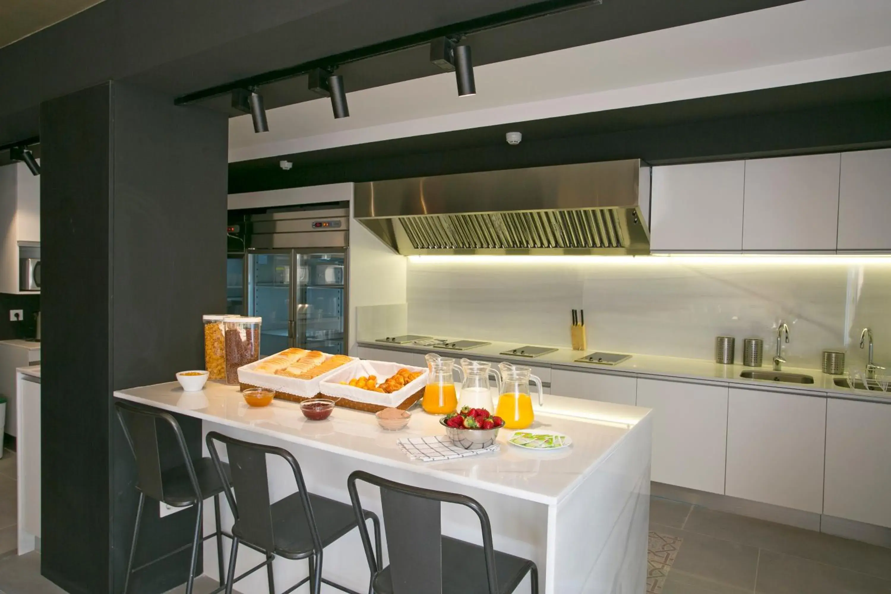 Kitchen or kitchenette in Sant Jordi Hostels Rock Palace Kitchen or kitchenette in Sant Jordi Hostels Rock Palace