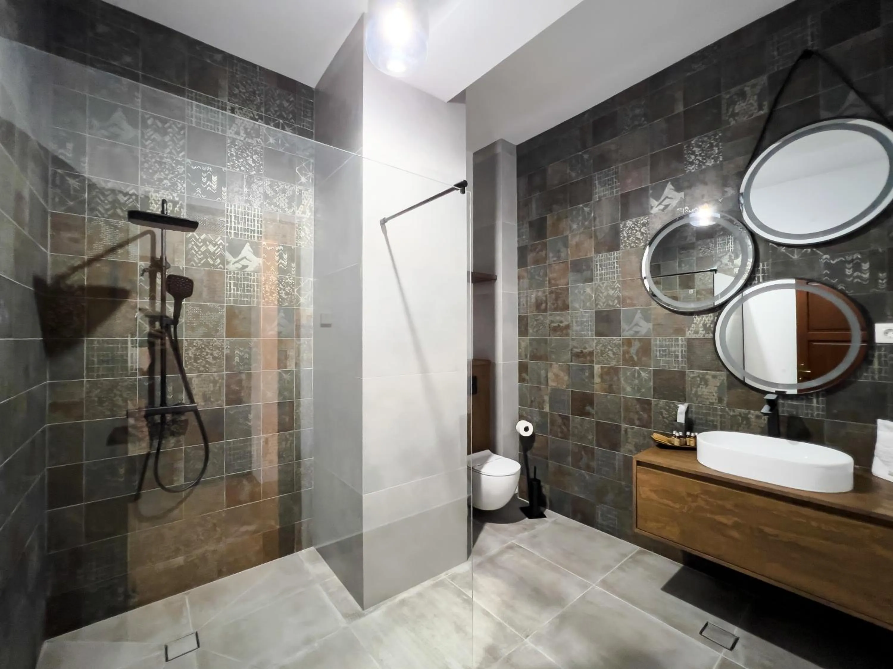 Shower in Wanderer Sighisoara