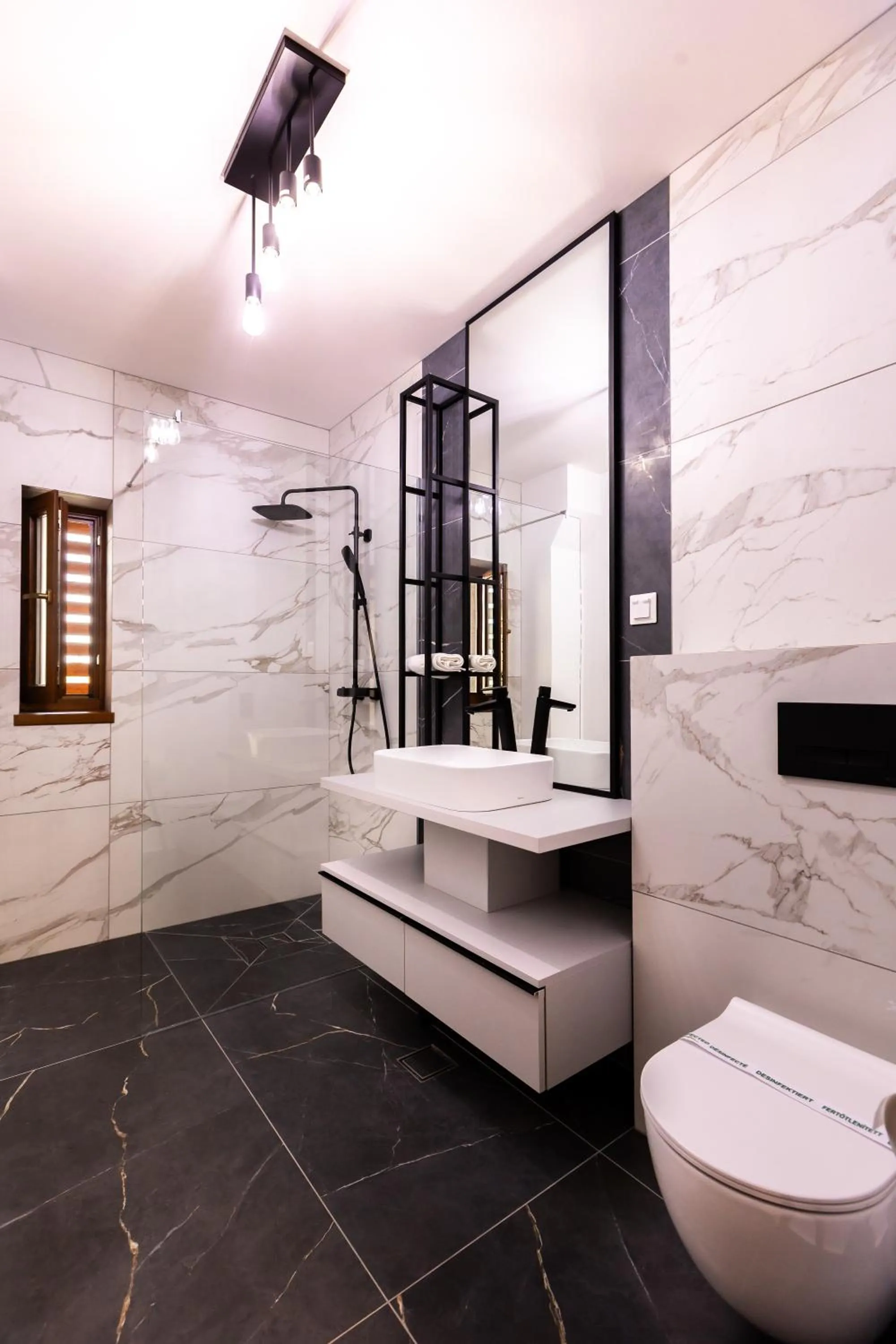 Shower in Wanderer Sighisoara