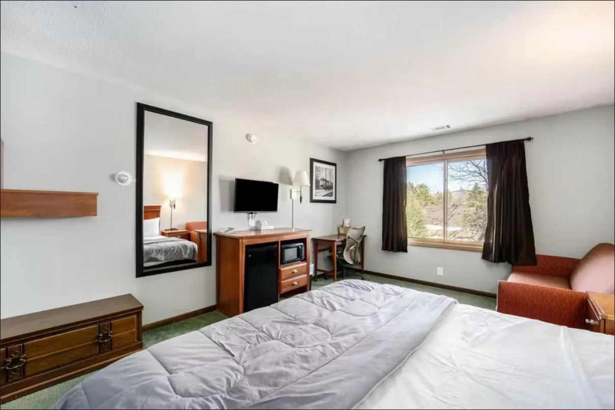 Bedroom, Bed in Snow Chasers Lodge