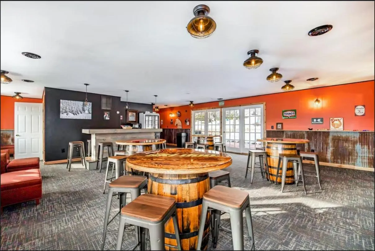 Lounge or bar in Snow Chasers Lodge