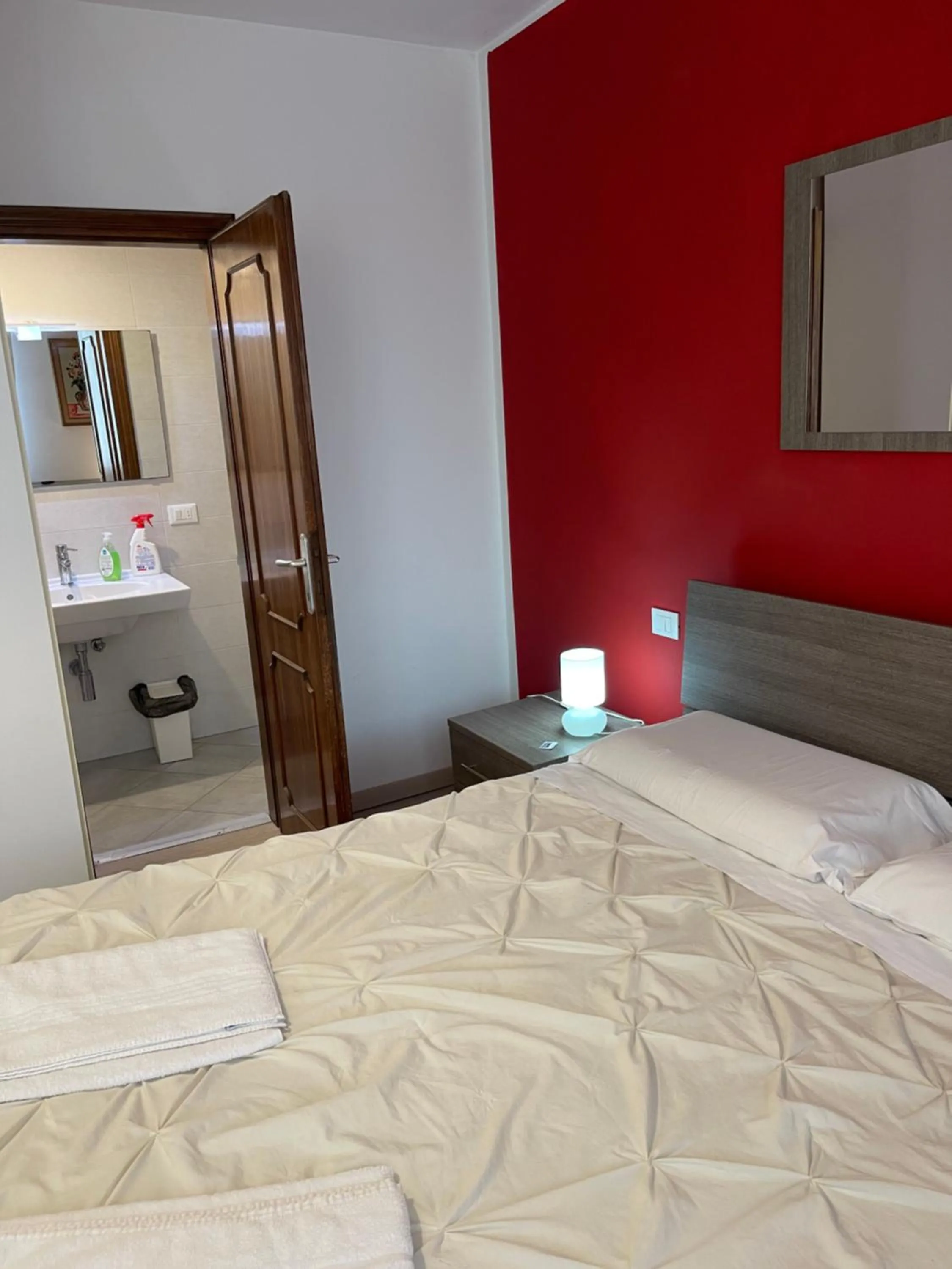 Bedroom, Bed in Harry's Canal View