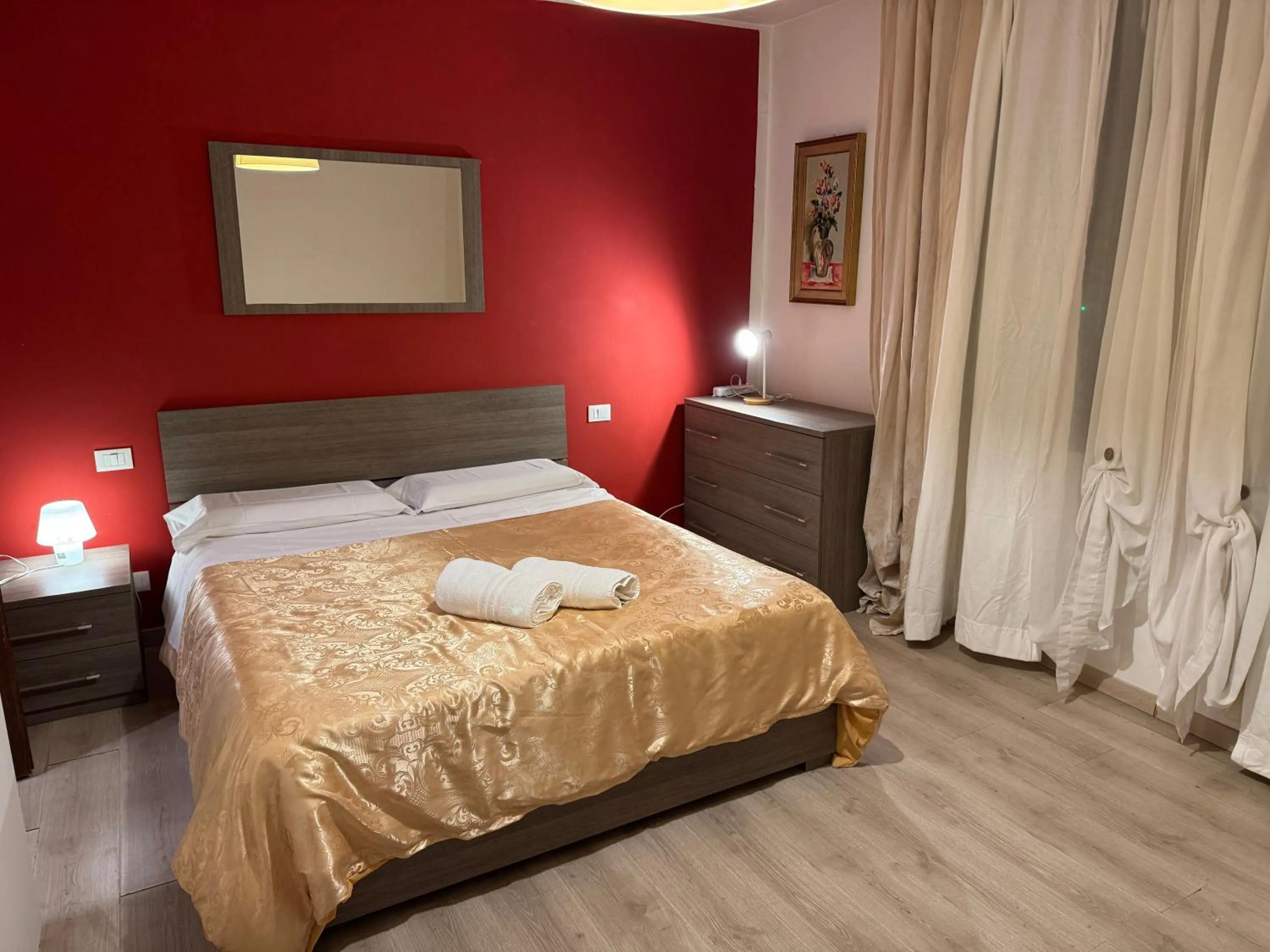 Photo of the whole room, Bed in Harry's Canal View