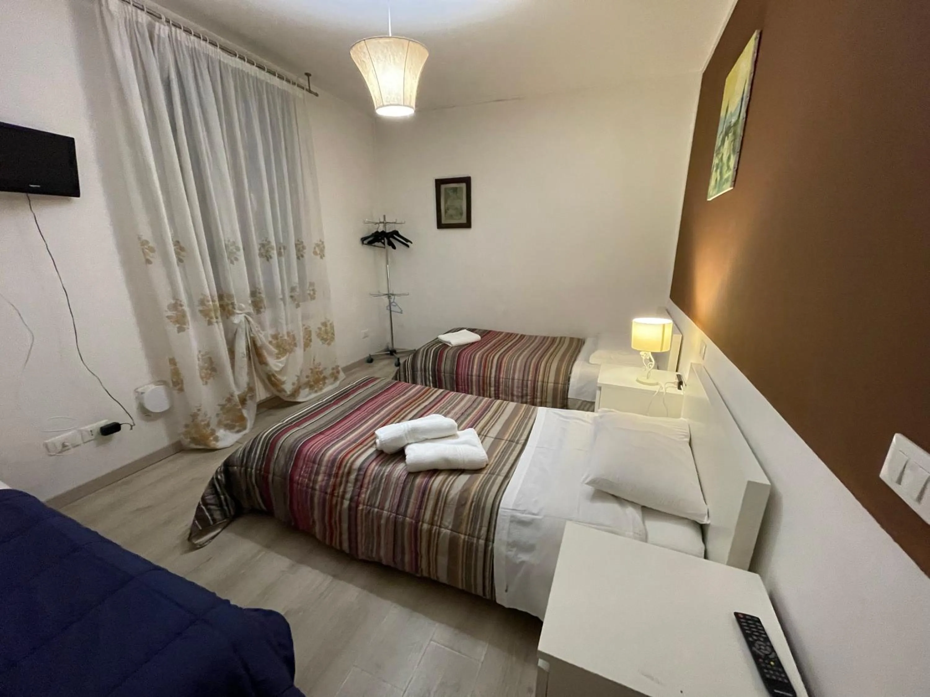 Bedroom, Bed in Harry's Canal View