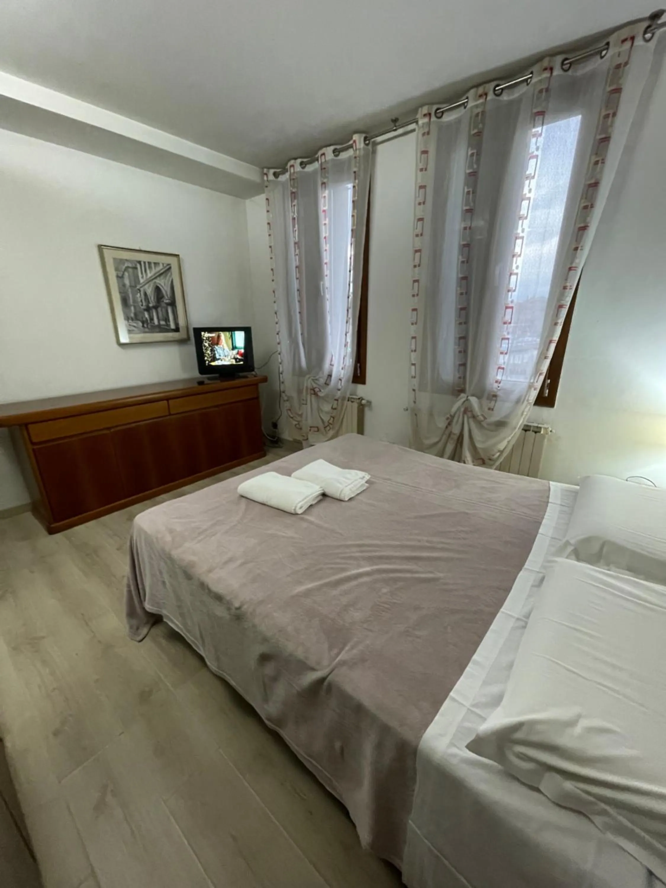 Bedroom, Bed in Harry's Canal View