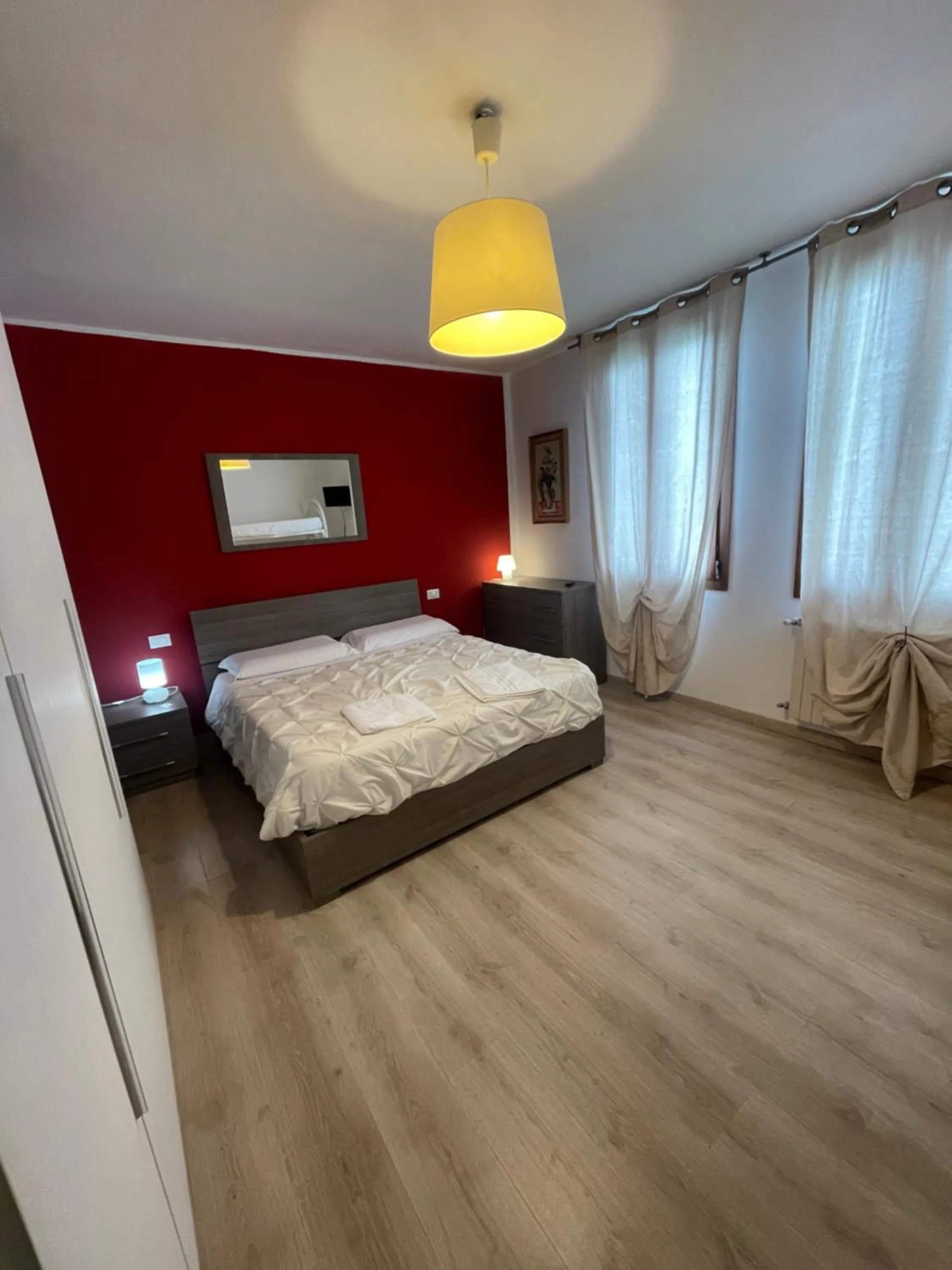 Bedroom, Bed in Harry's Canal View