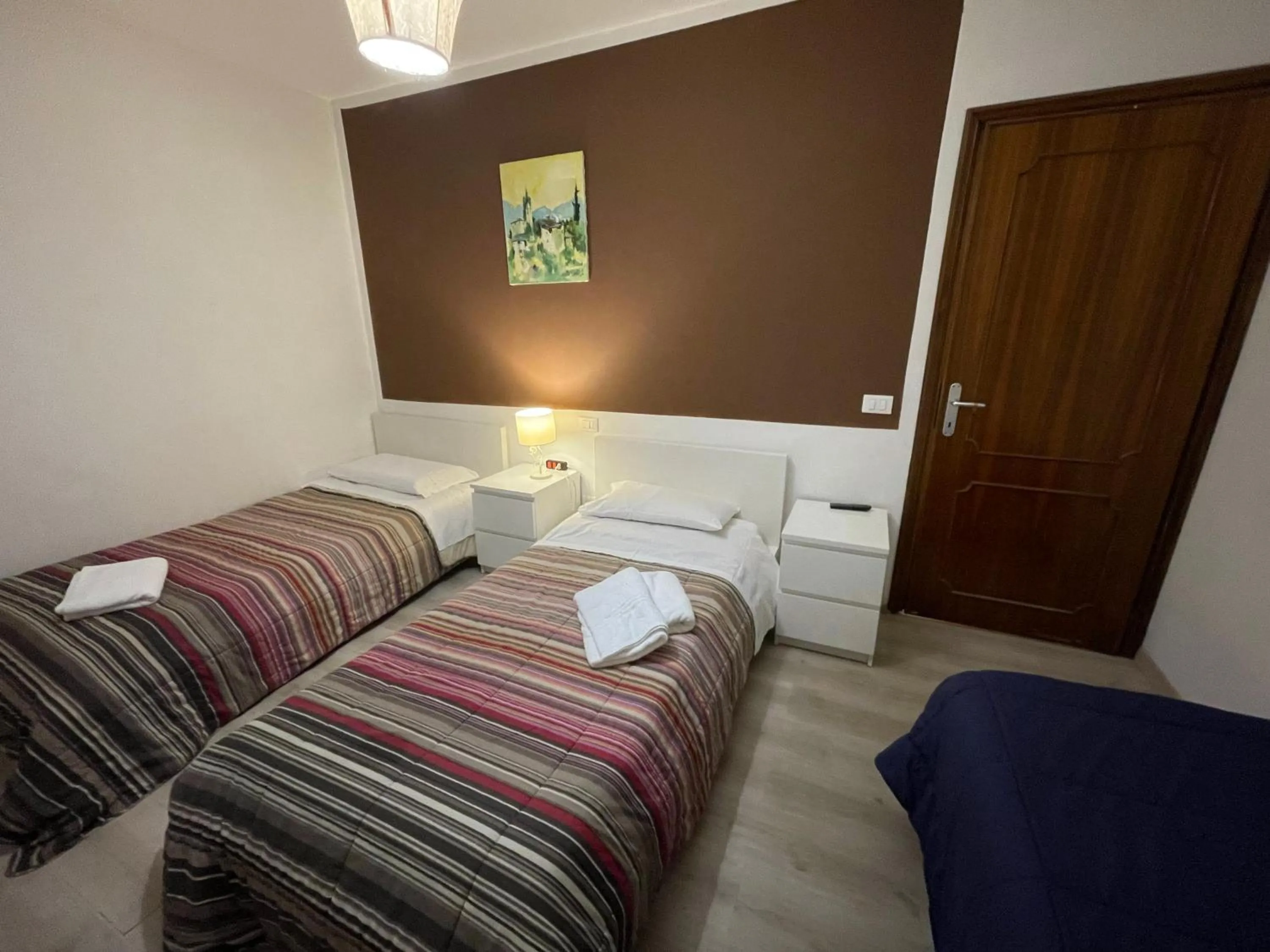 Photo of the whole room, Bed in Harry's Canal View