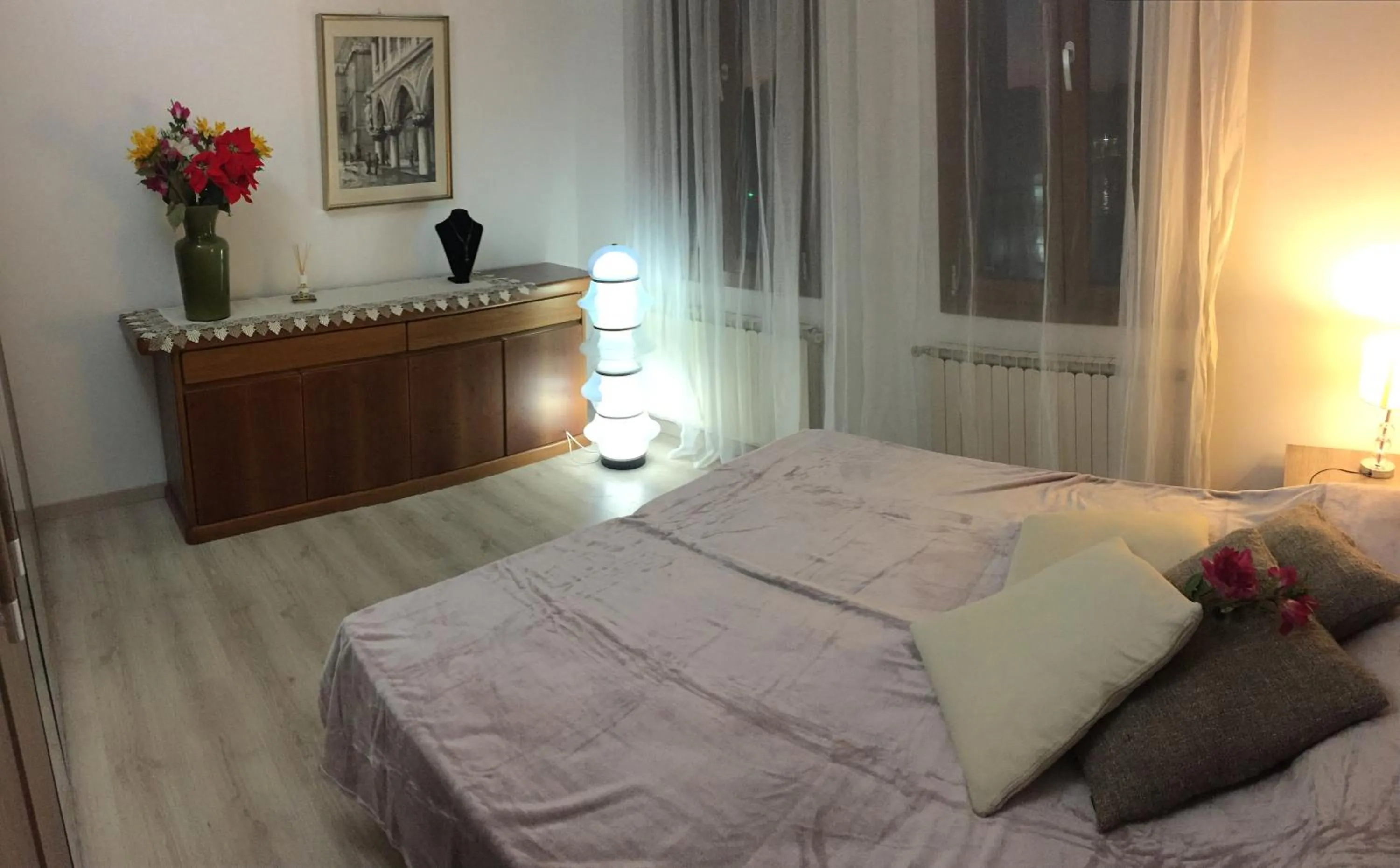 Bedroom, Bed in Harry's Canal View