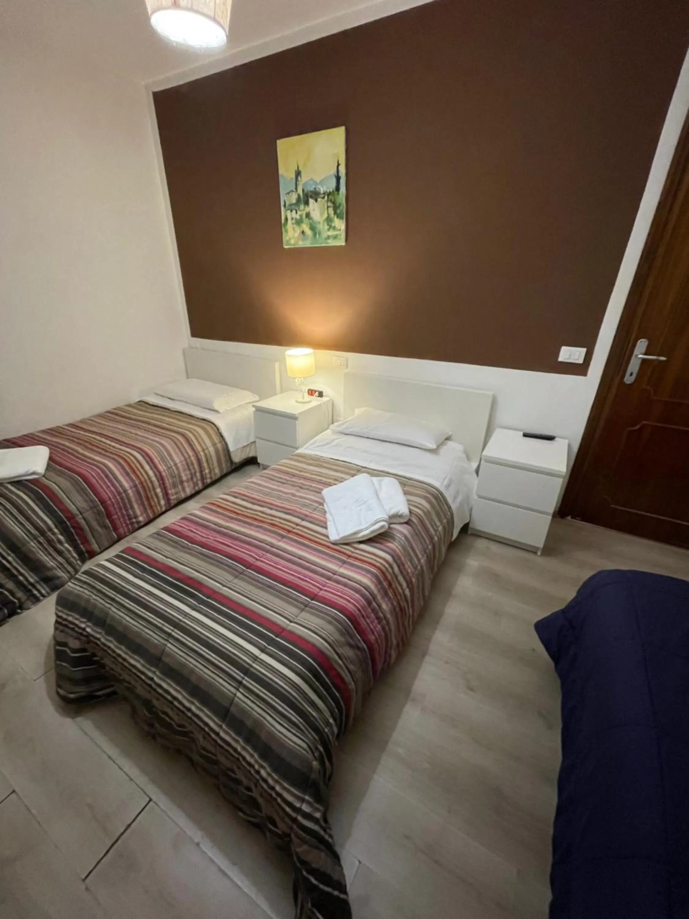 Photo of the whole room, Bed in Harry's Canal View