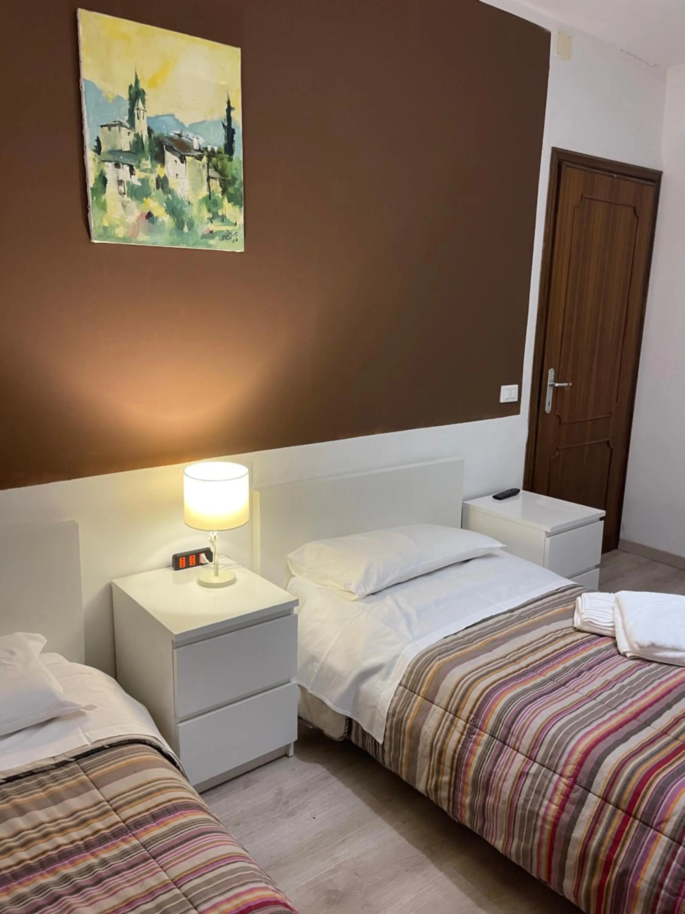 Photo of the whole room, Bed in Harry's Canal View