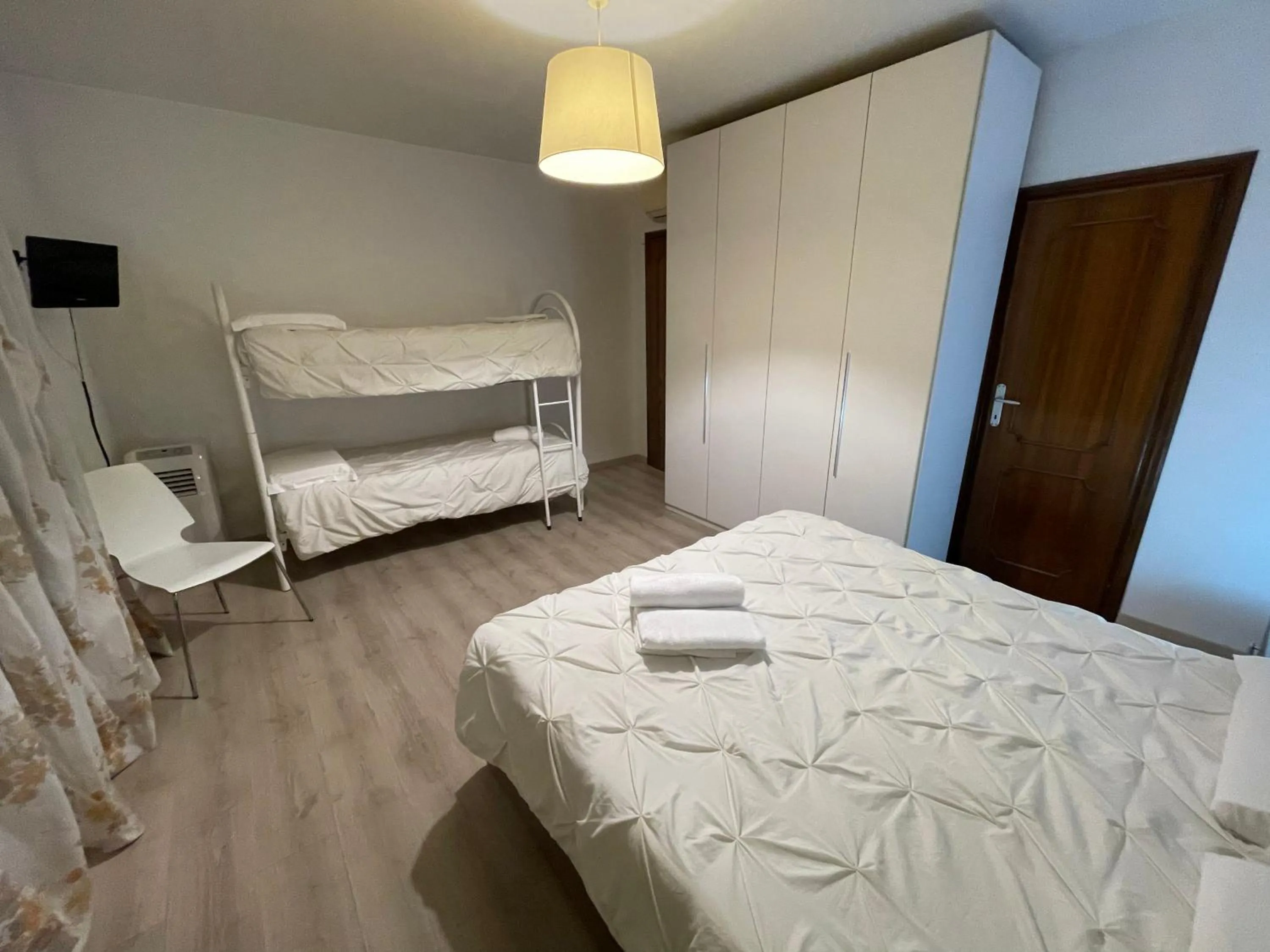 Photo of the whole room, Bed in Harry's Canal View