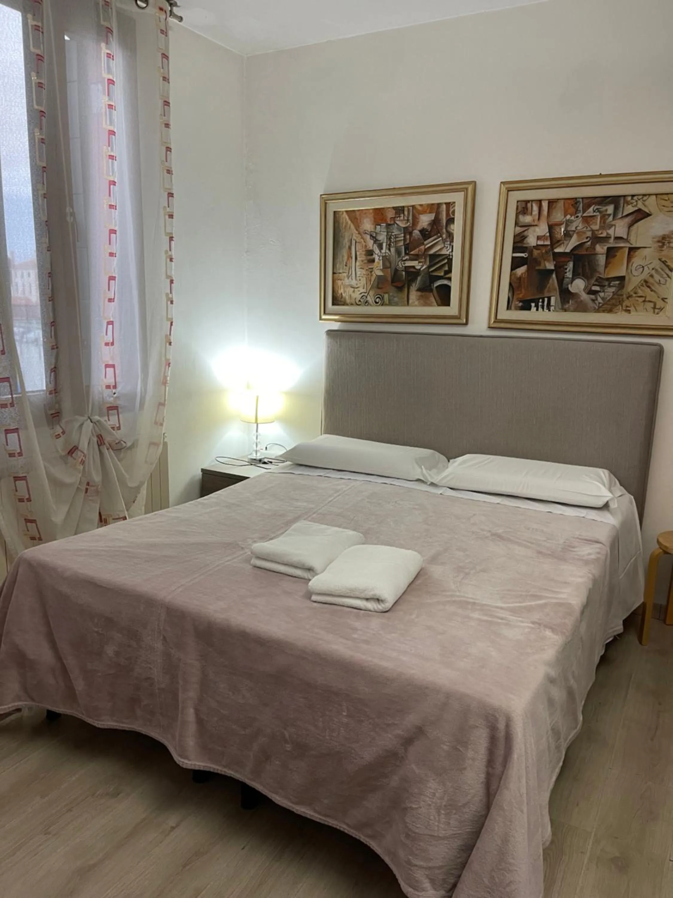 Photo of the whole room, Bed in Harry's Canal View