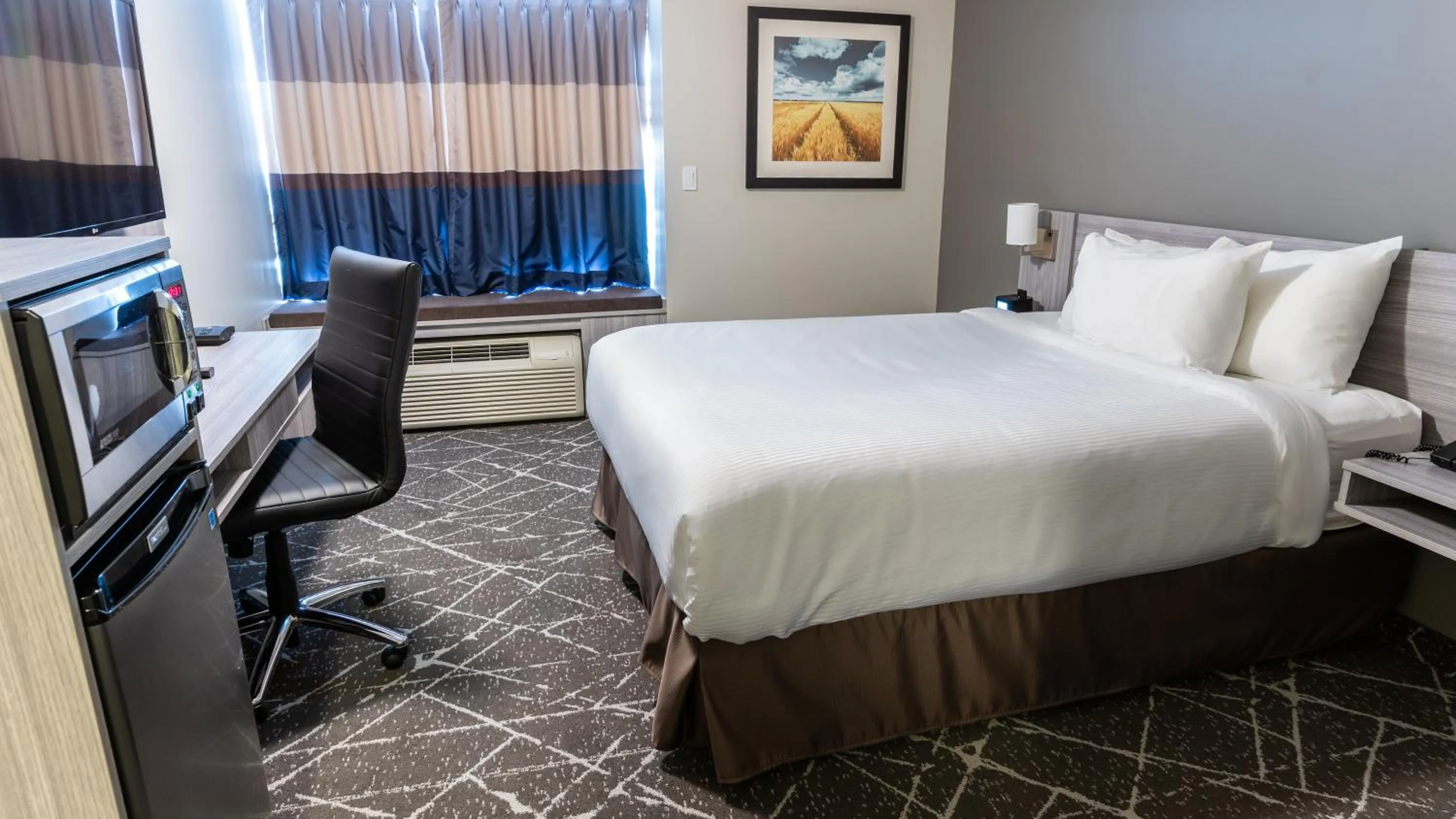 Photo of the whole room, Bed in Microtel Inn & Suites by Wyndham Lloydminster
