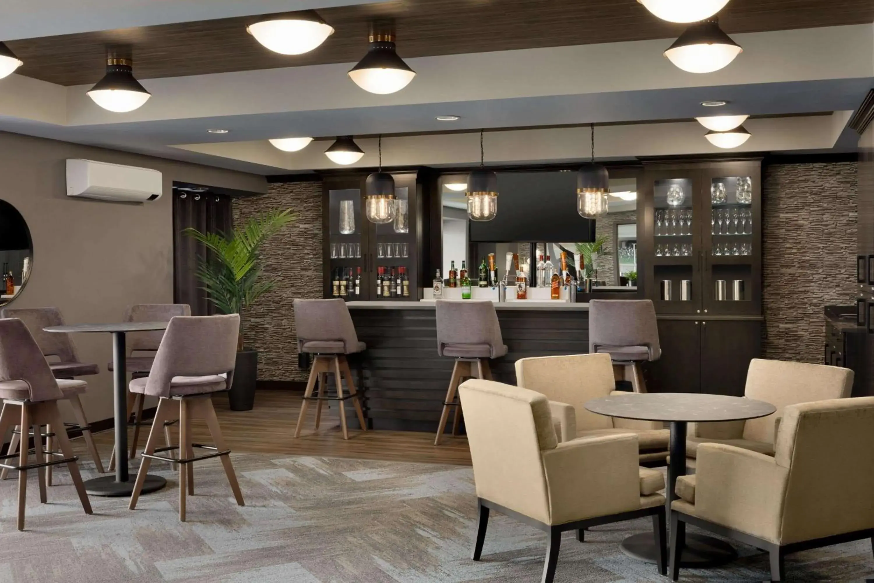 Lounge or bar in Microtel Inn & Suites by Wyndham Lloydminster Lounge or bar in Microtel Inn & Suites by Wyndham Lloydminster