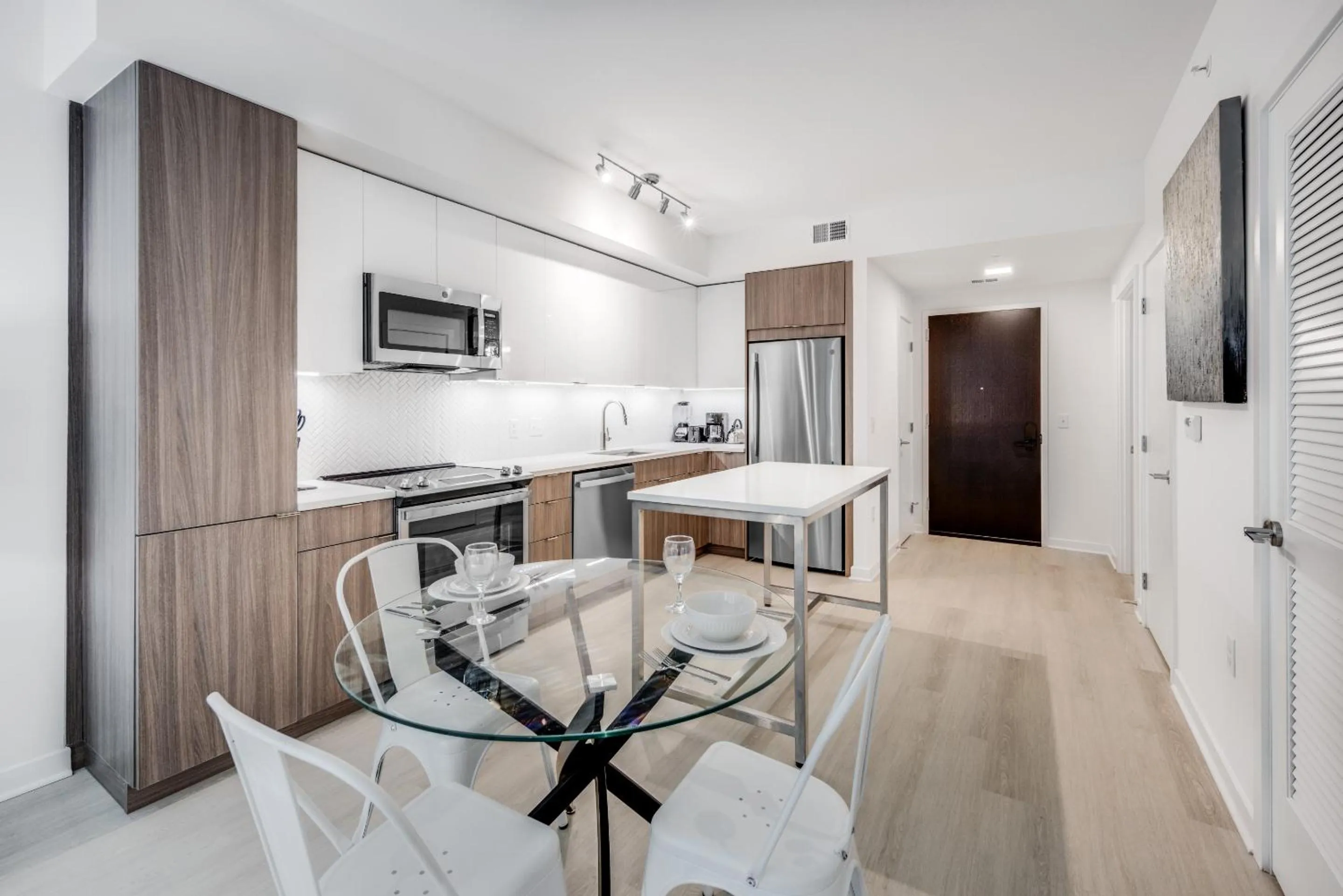 Kitchen or kitchenette in Global Luxury Suites at Capitol Hill