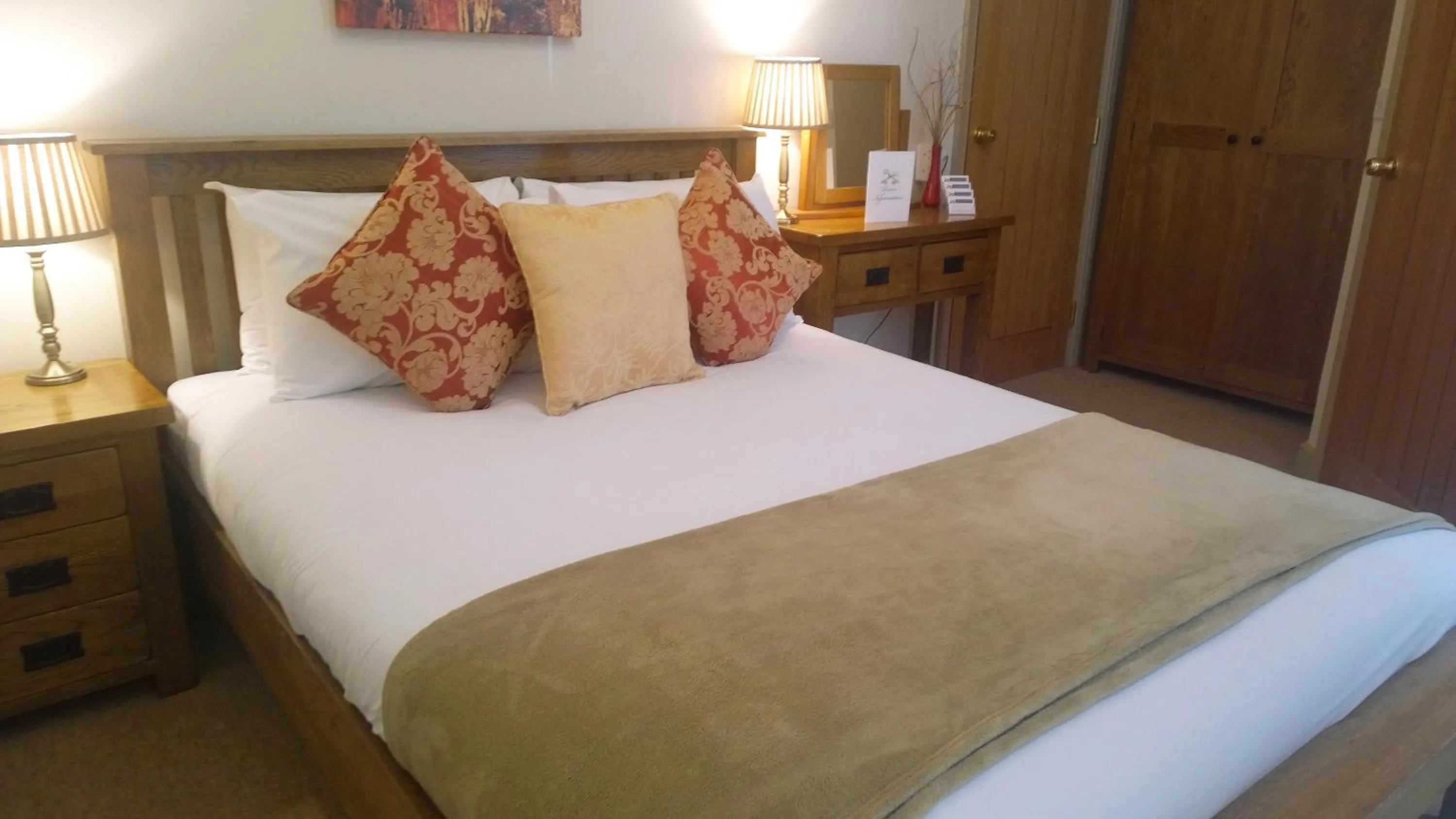 Bedroom, Bed in Cross Keys Inn