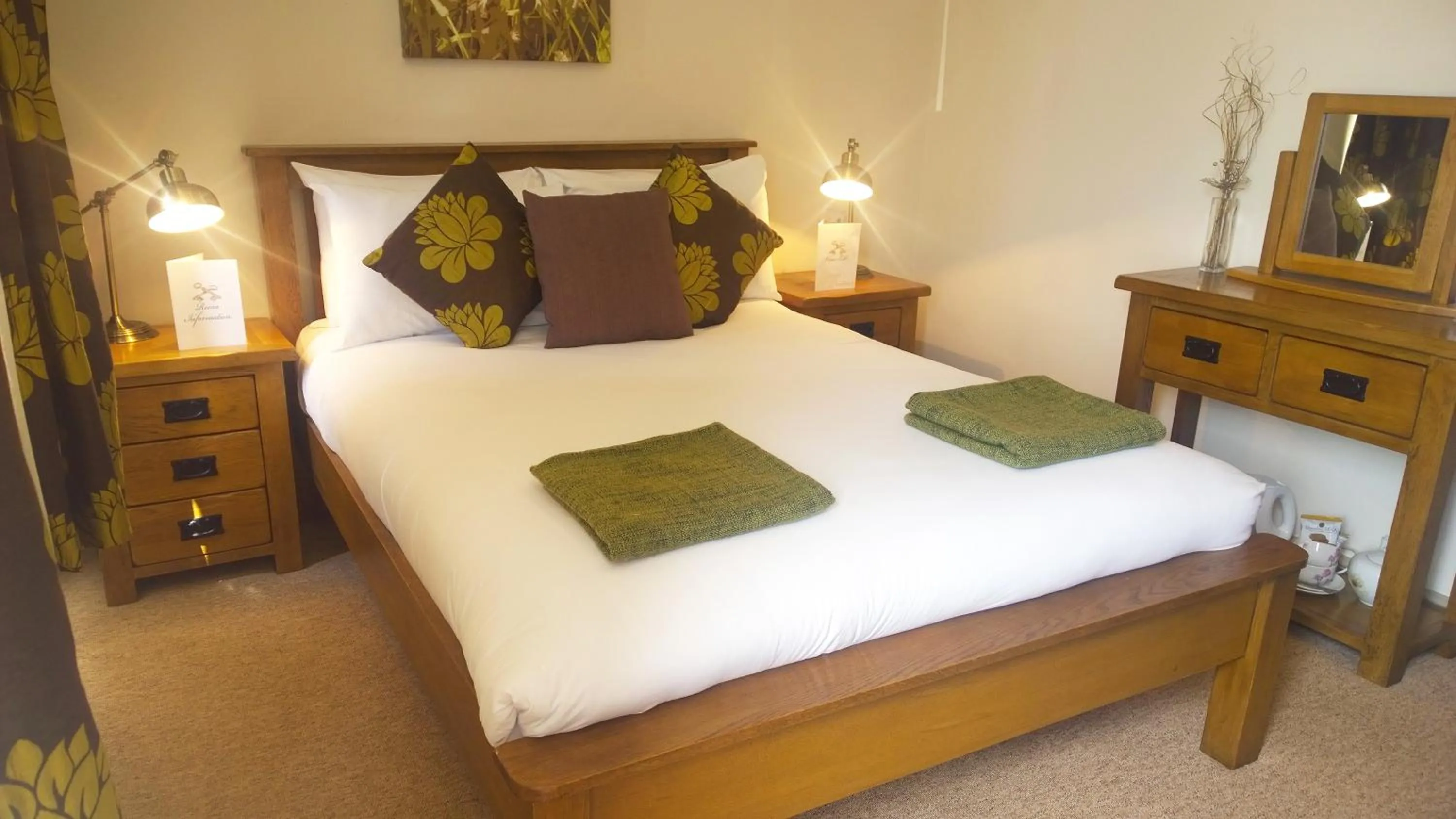 Photo of the whole room, Bed in Cross Keys Inn