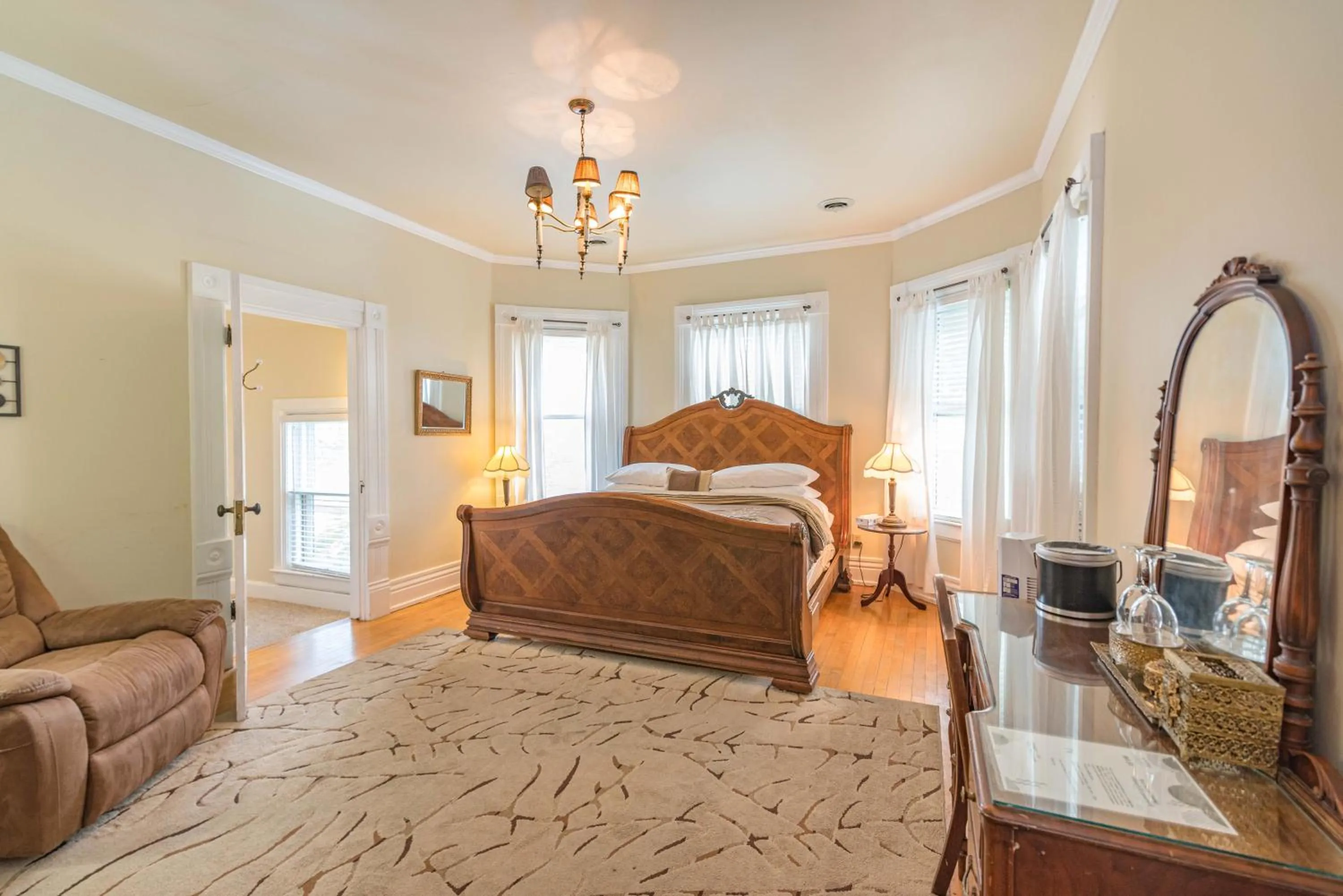 Photo of the whole room, Bed in White Rose Inns & Motel