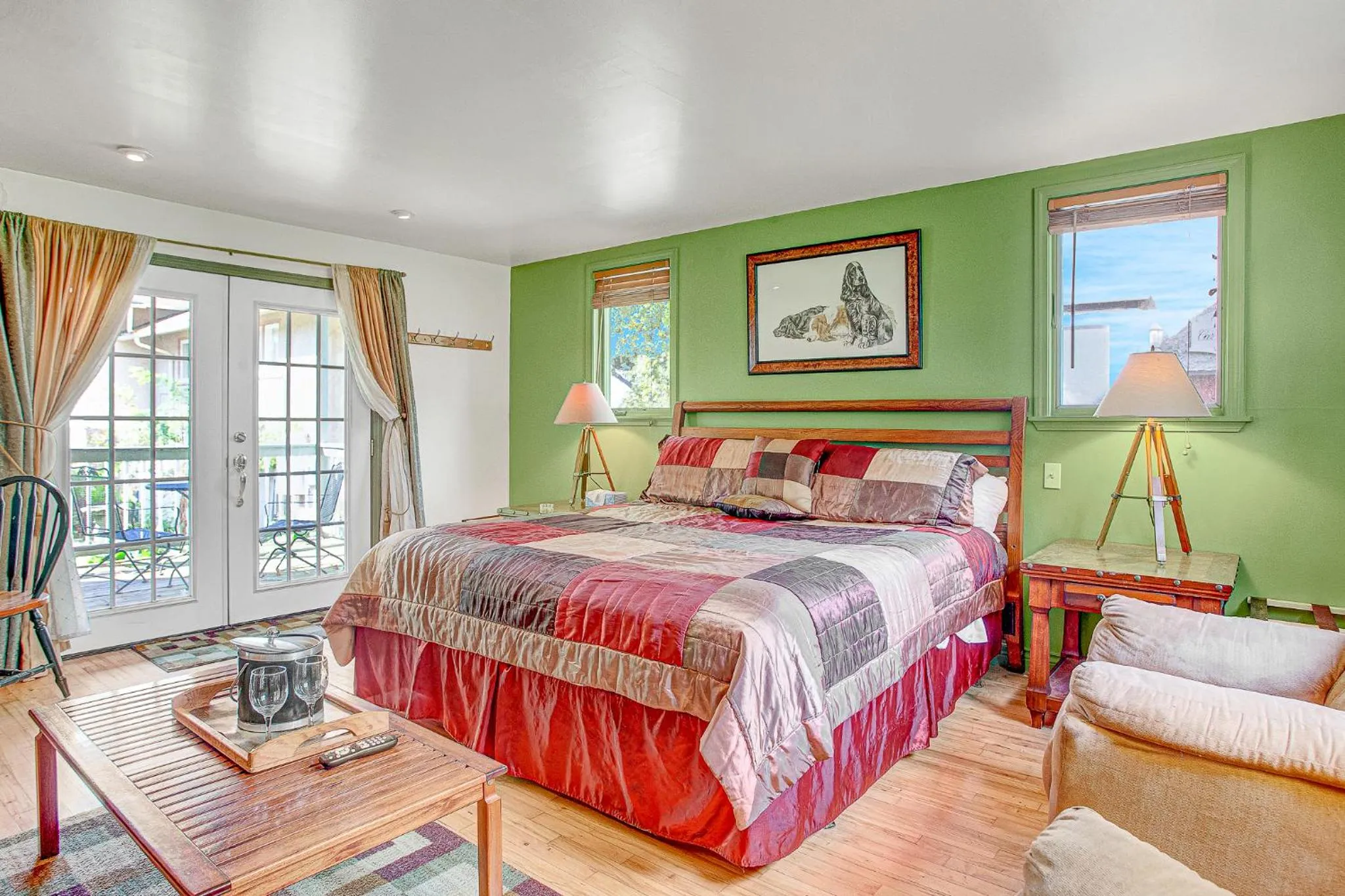 Bed in White Rose Inns & Motel