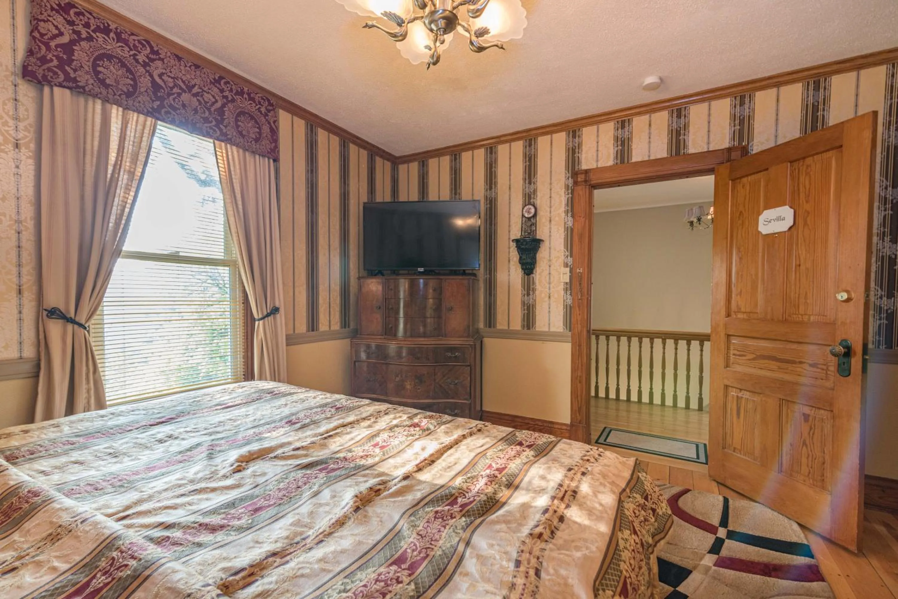 Photo of the whole room, Bed in White Rose Inns & Motel